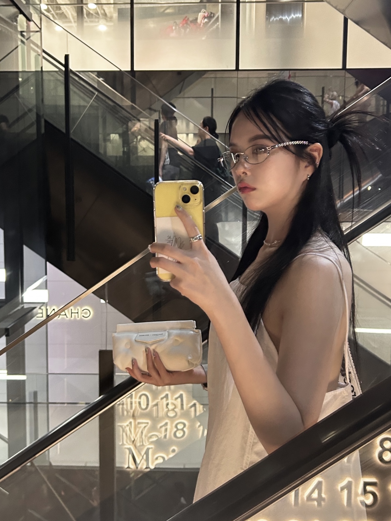 Gentle Monster x Jennie Jentle Salon Barrette 02 Silver Metal Clear 착용 스타일 - 2