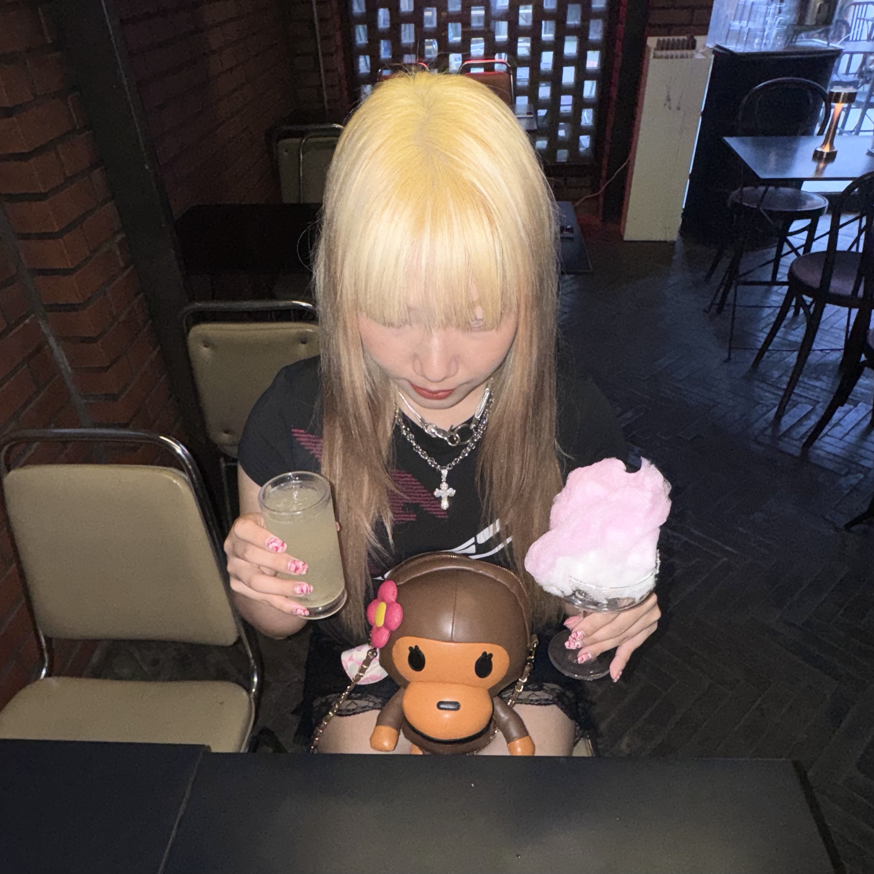 (W) BAPE Baby Lisa Plush Doll Chain Shoulder Bag Brown 착용 스타일