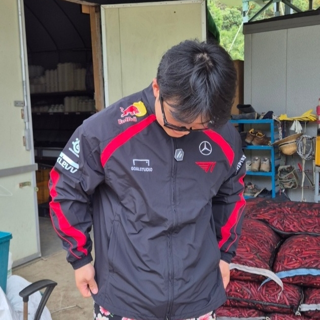 T1 2024 Summer LCK Uniform Jacket Black (Non Marking Ver.) 착용 스타일 - 2