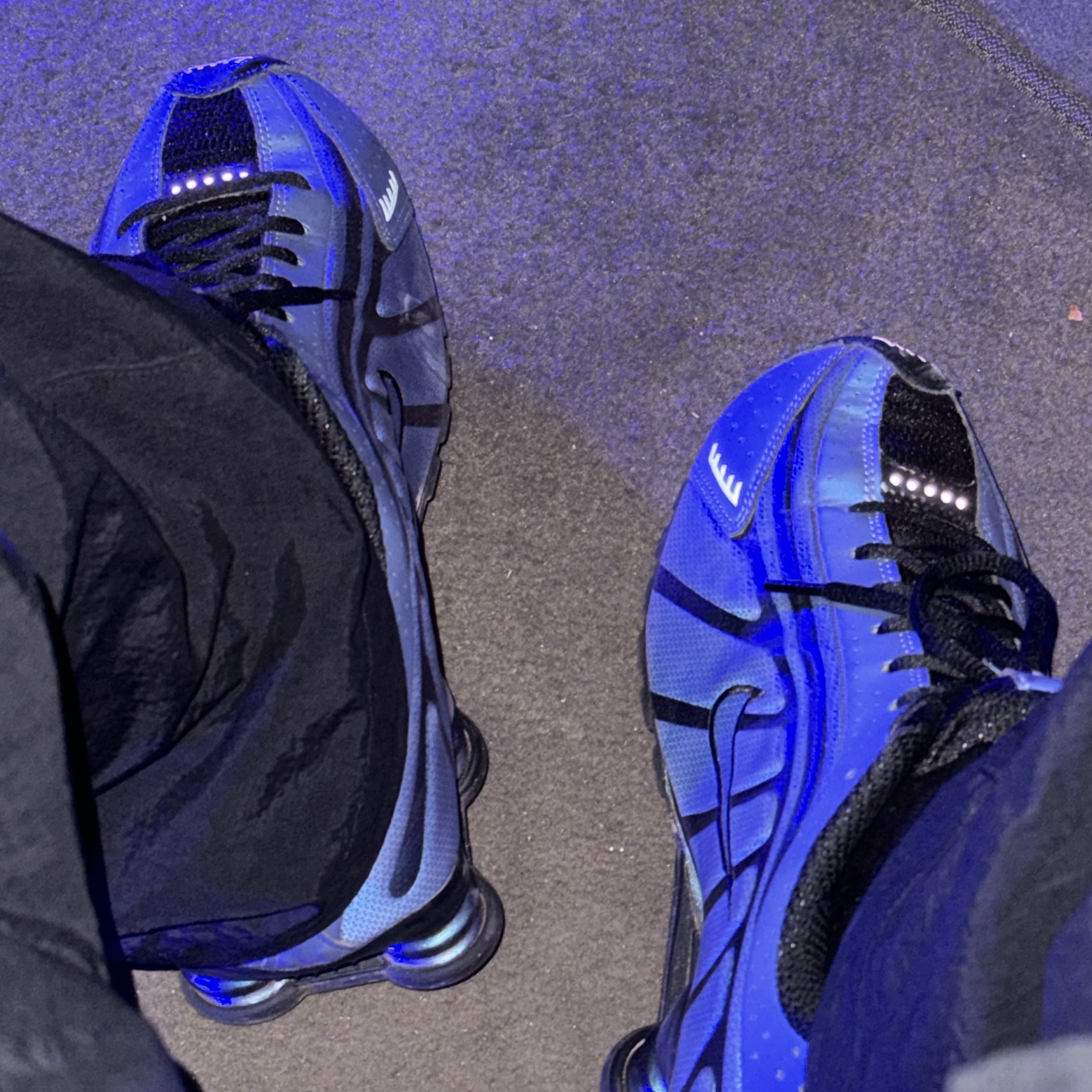 Nike Shox R4 Black and Hot Punch 착용 스타일 - 2