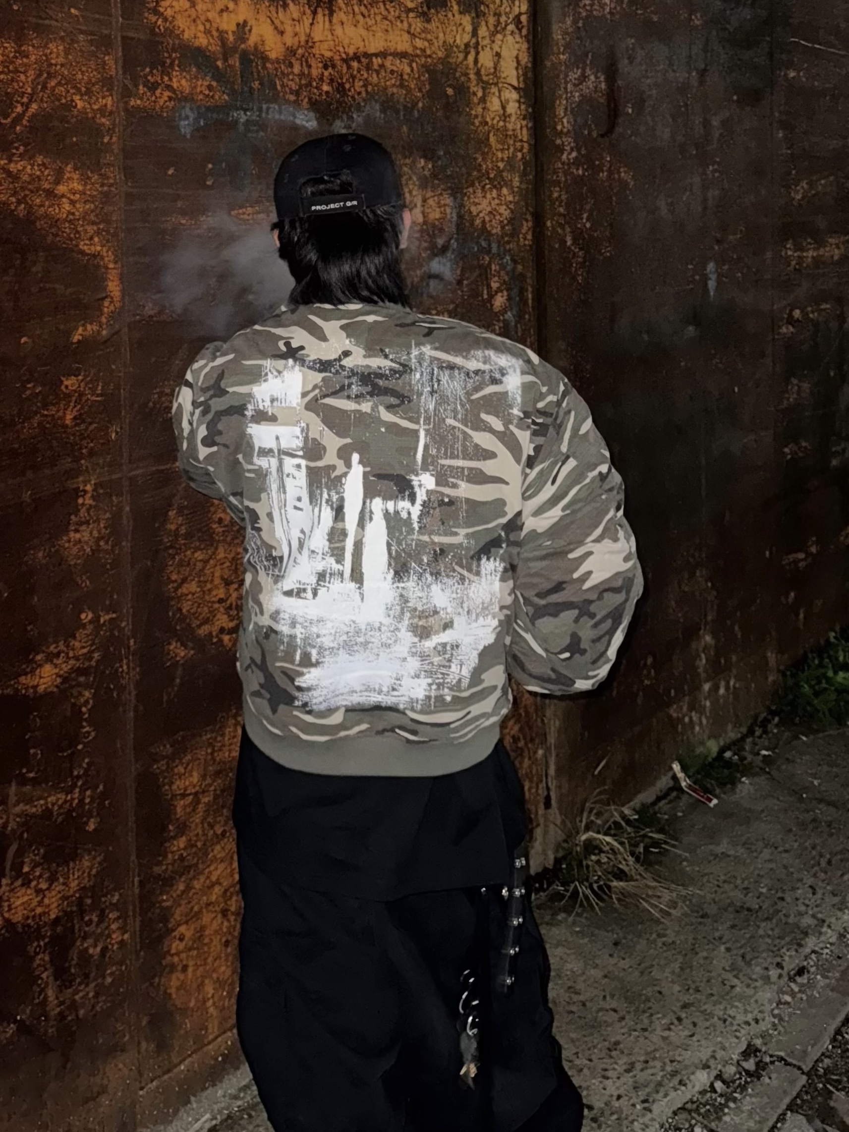 Awende Messiah Camo Bomber Jacket, Awende Saint Black LS T-Shirt 착용 스타일 - 1