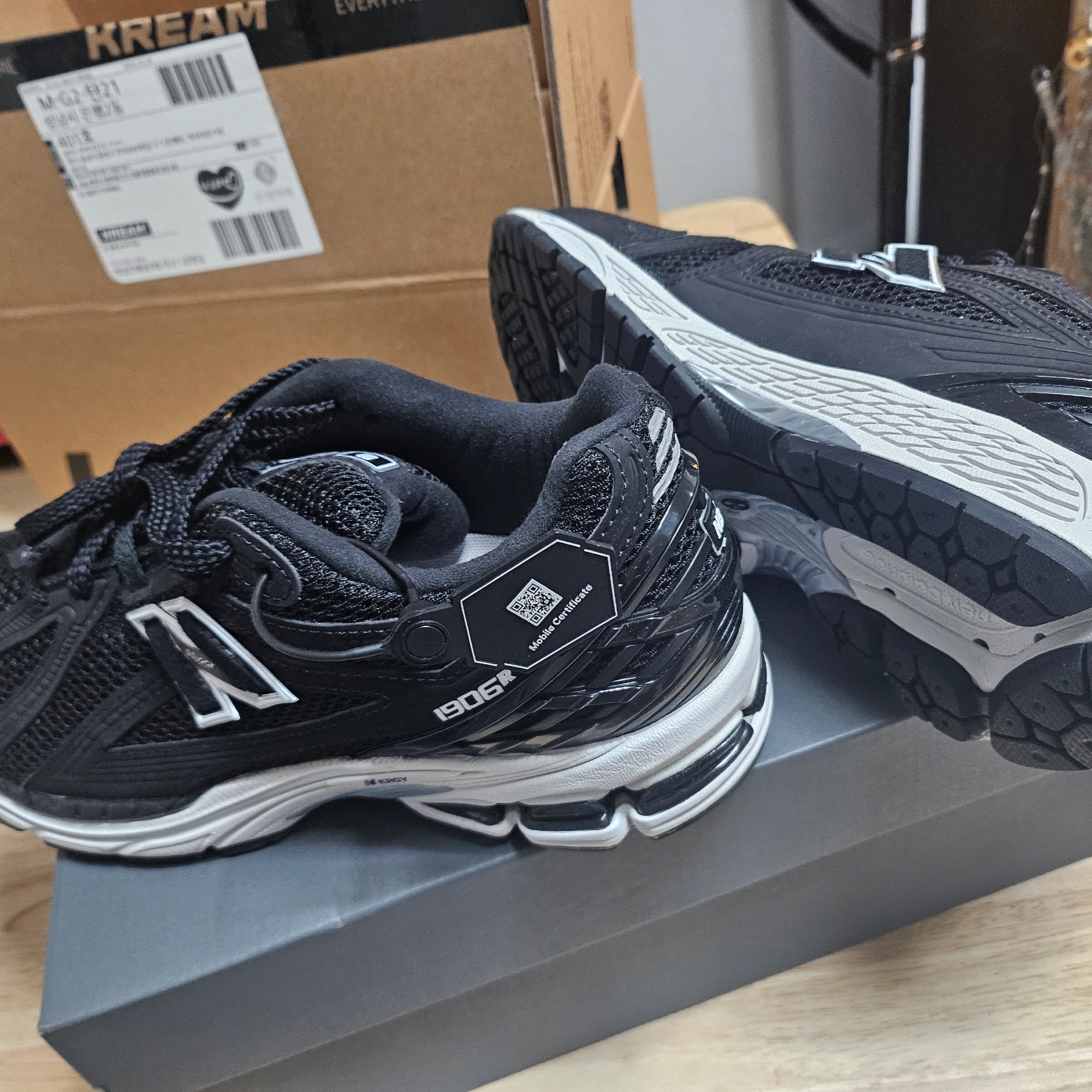 New Balance 1906R Black White 착용 스타일 - 1