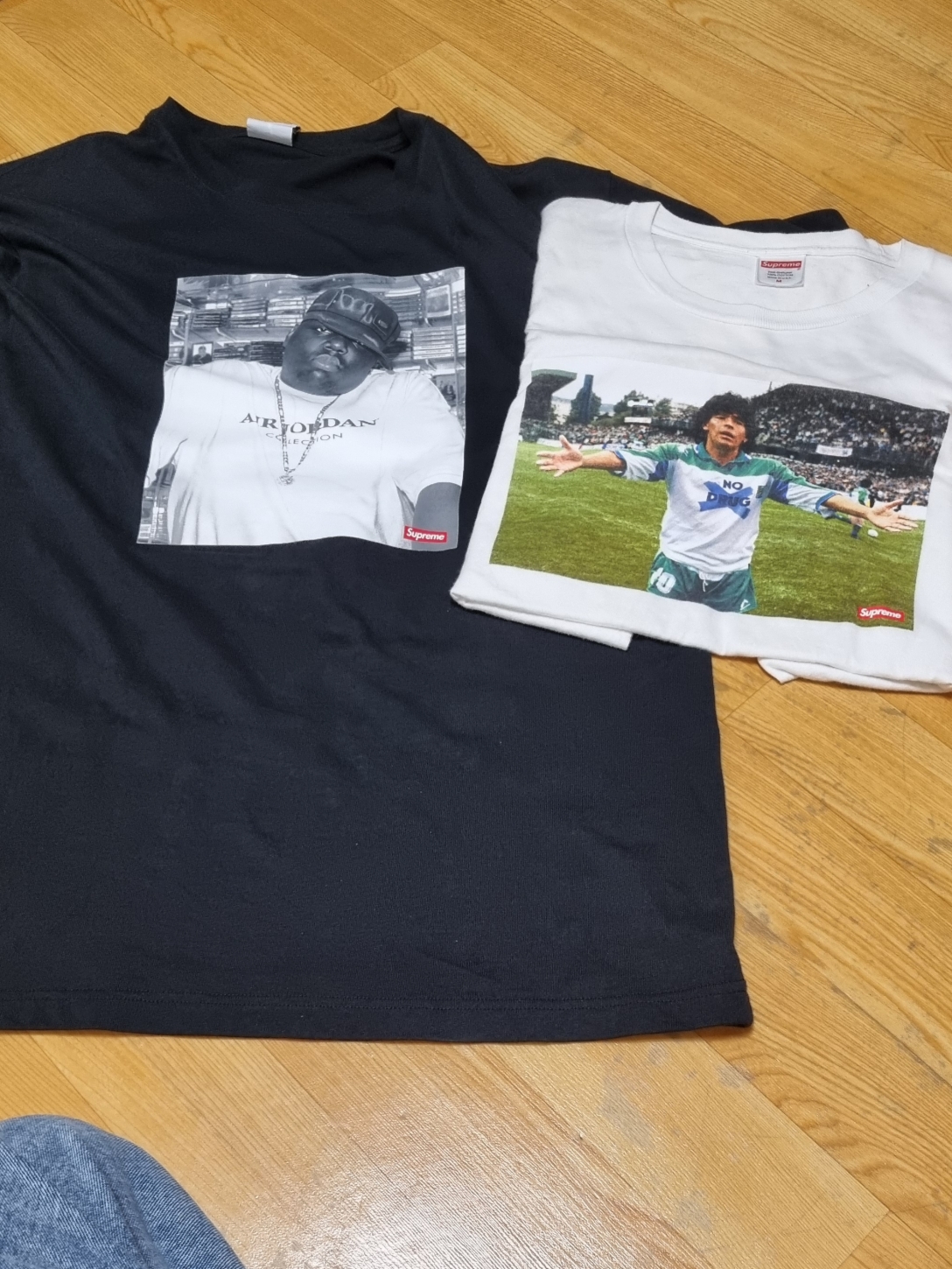 Supreme x Jordan Biggie S/S Top Black - 24FW, Supreme Maradona T-Shirt White - 24SS 착용 스타일