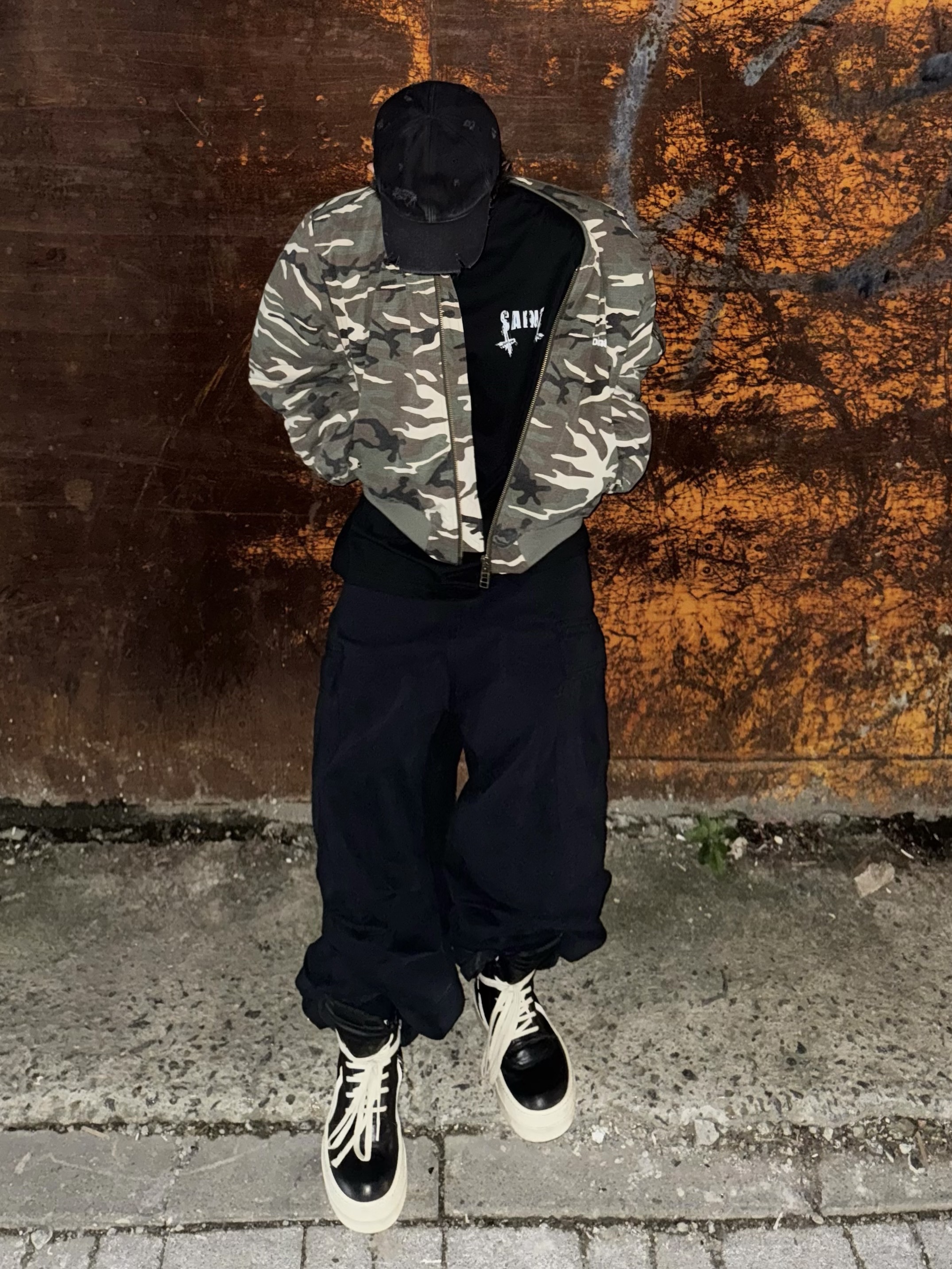 Awende Messiah Camo Bomber Jacket, Awende Saint Black LS T-Shirt 착용 스타일 - 2