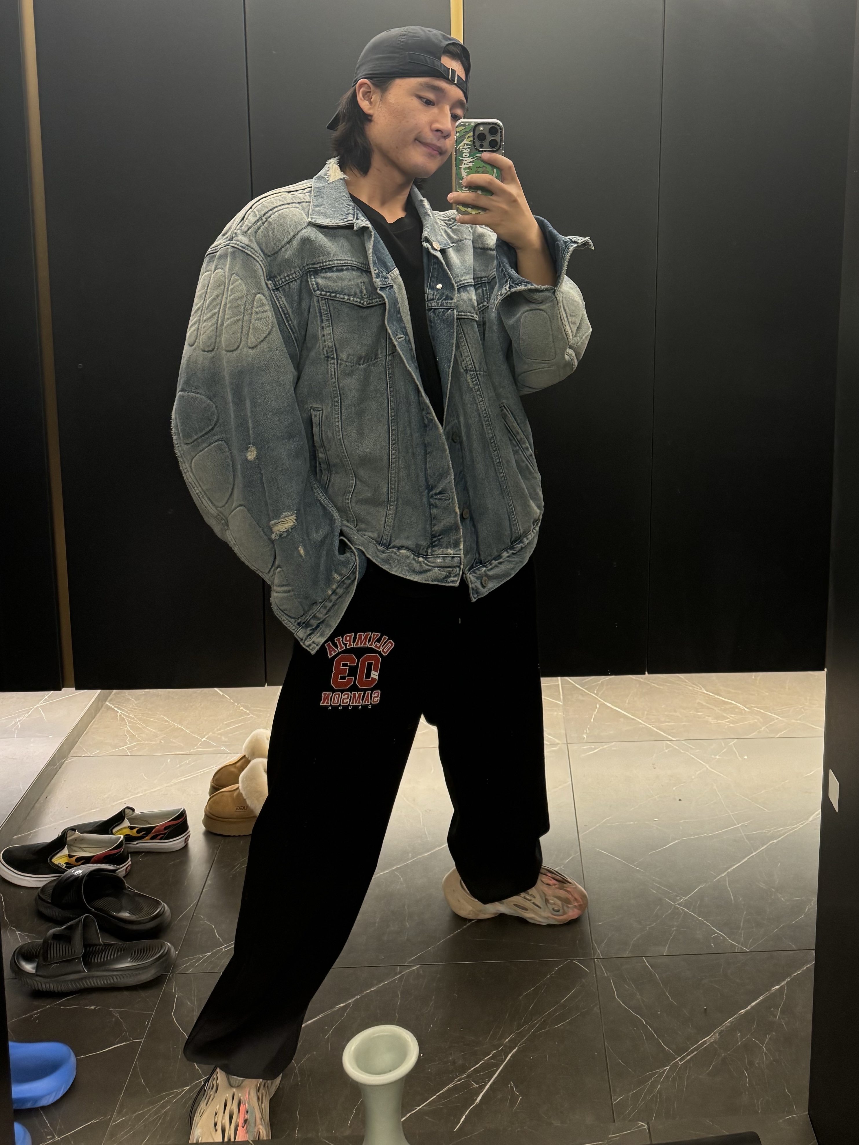 Yeezy Gap Engineered By Balenciaga Padded Denim Jacket Blue, Adidas Yeezy Foam RNNR MX Sand Grey 착용 스타일