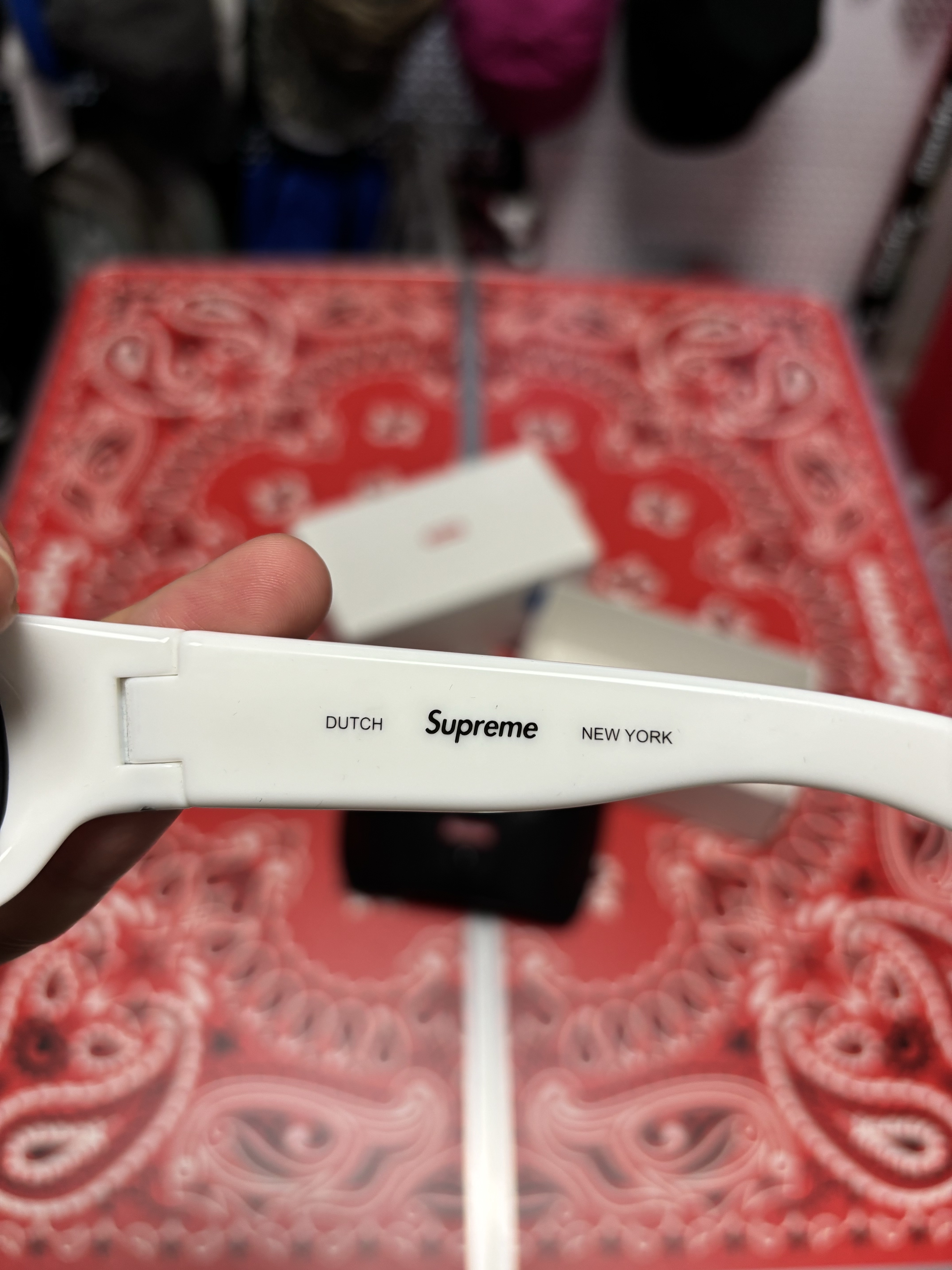 Supreme x Nike Lightweight Crew Socks Red (1 Pack), Supreme Ripstop Keychain Black - 24SS 착용 스타일 - 7