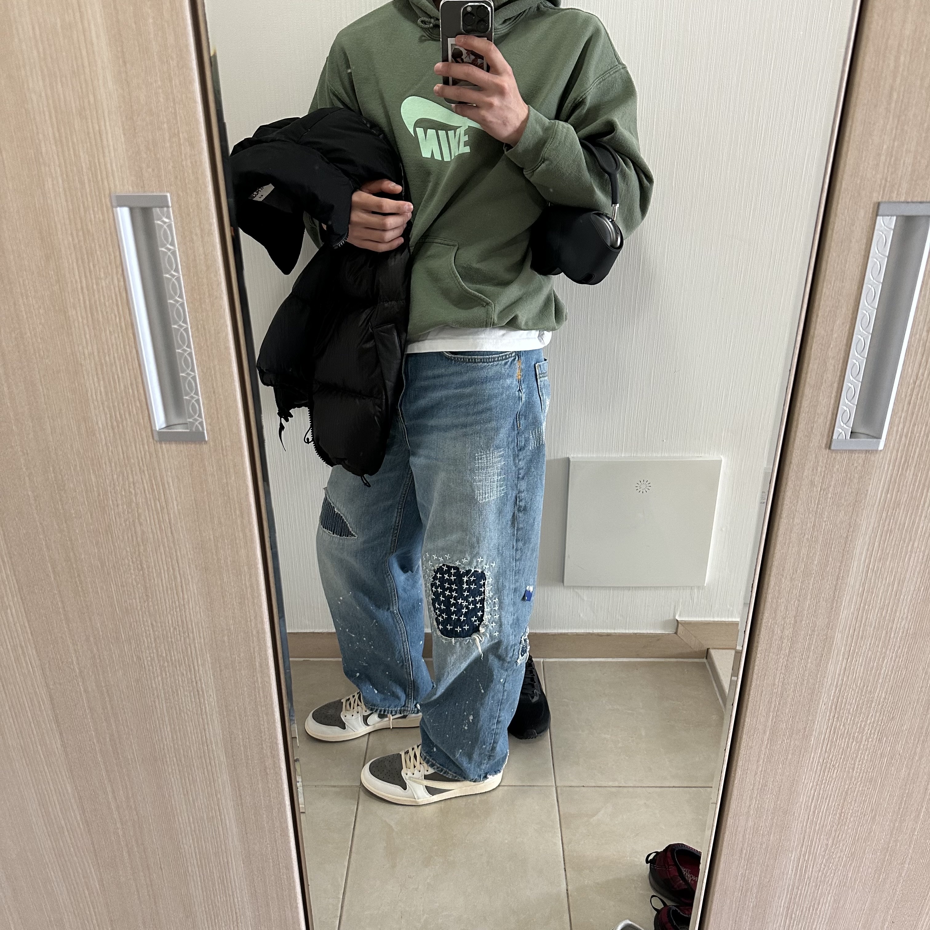 Apple AirPods Max Lightning Space Gray (Korean Ver.), Zara x Ader Error Patchwork Jeans Blue 착용 스타일