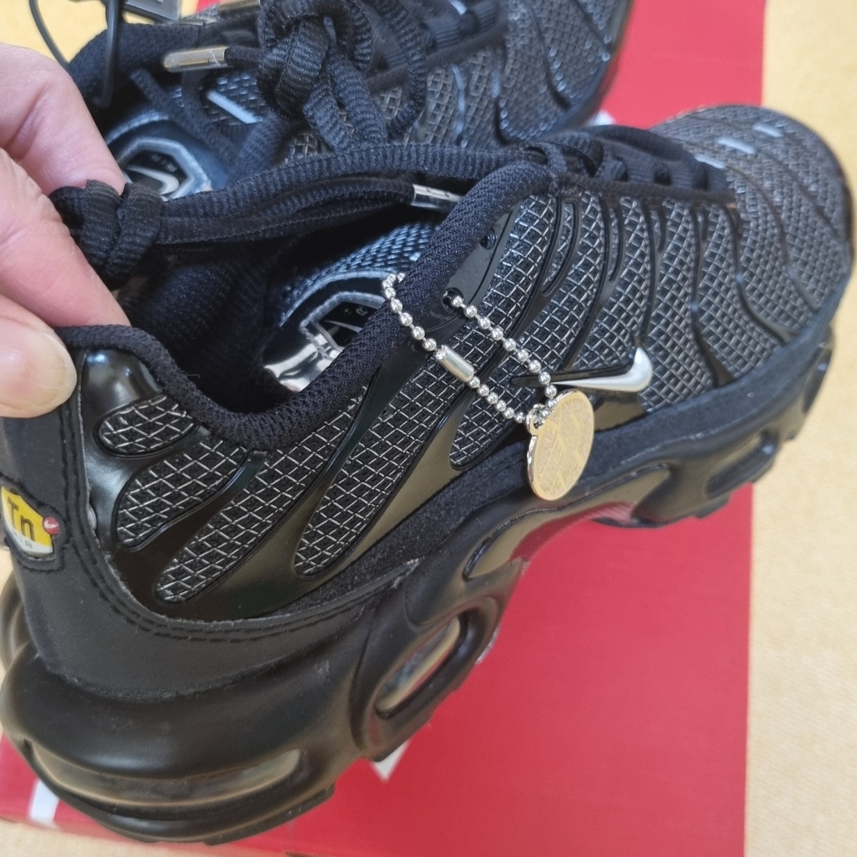 (W) Nike Air Max Plus Black Metallic Silver 착용 스타일 - 2