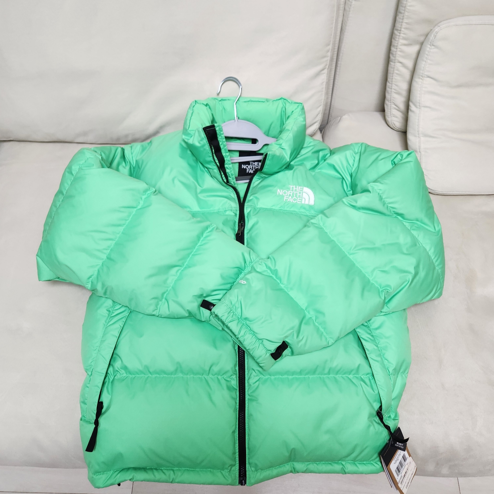 The North Face 1996 Retro Nuptse Jacket Chlorophyll Green 착용 스타일