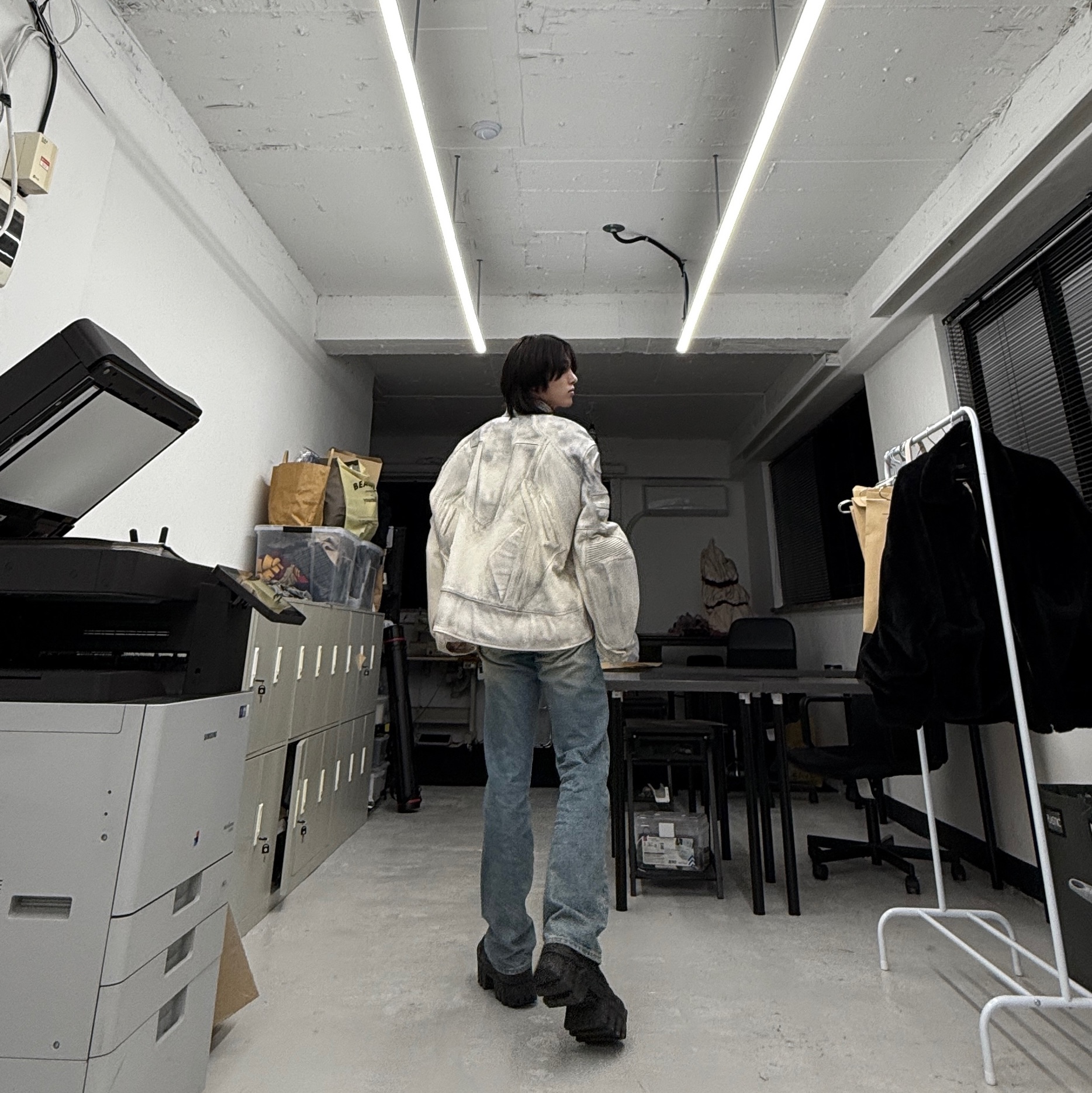 Balenciaga Oversized Biker Jacket White, Balenciaga Bulldozer Lace-Up Boot Black 착용 스타일 - 4