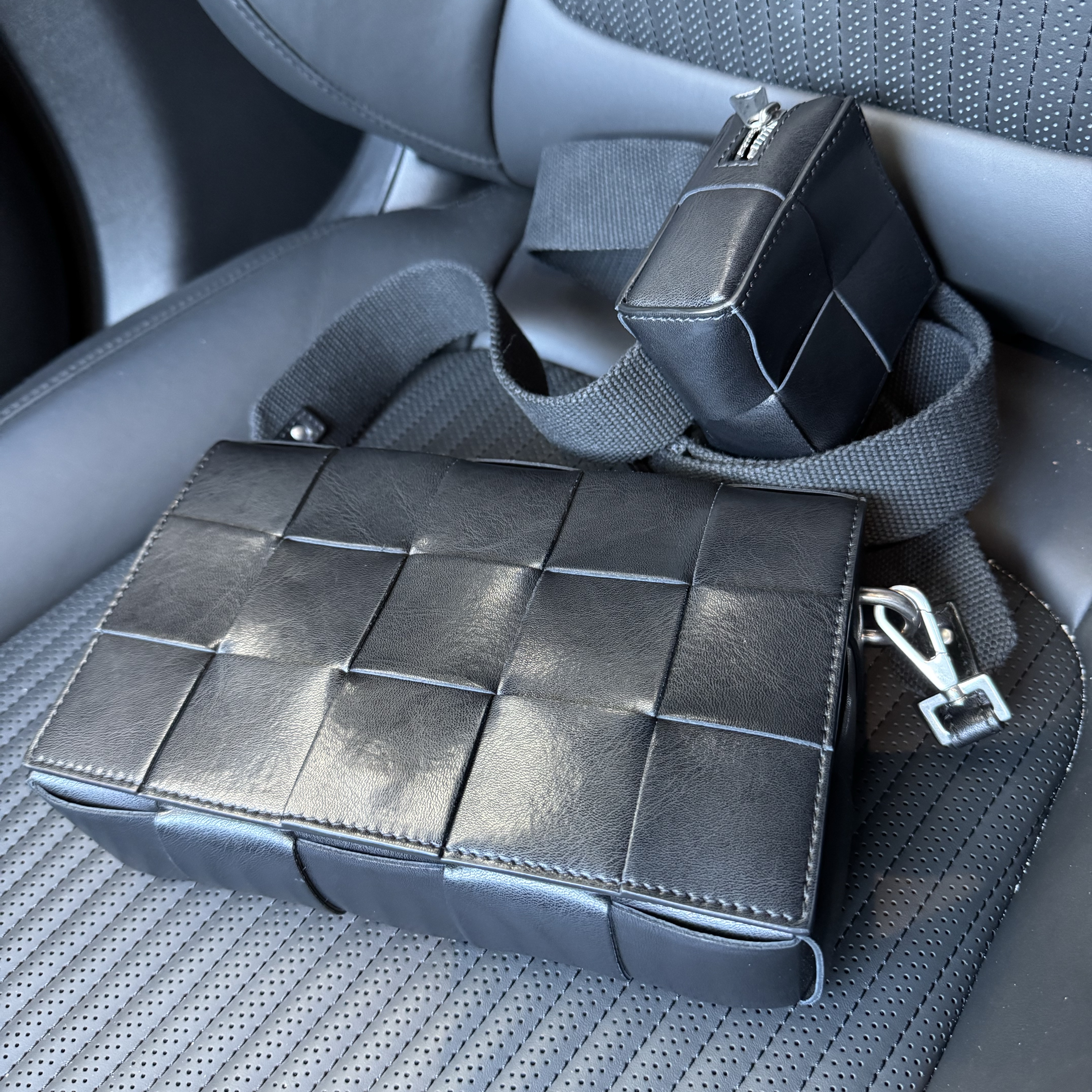 Bottega Veneta Cassettte with Versatile Strap Black 착용 스타일