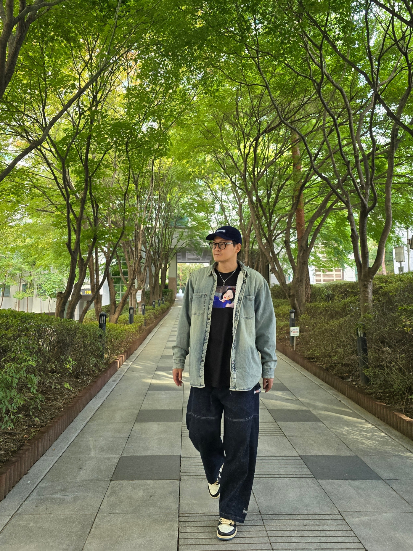 Supreme Faux Shearling Lined Work Shirt Washed Indigo Denim - 24FW, Supreme Tote Bag Navy - 24SS 착용 스타일 - 2