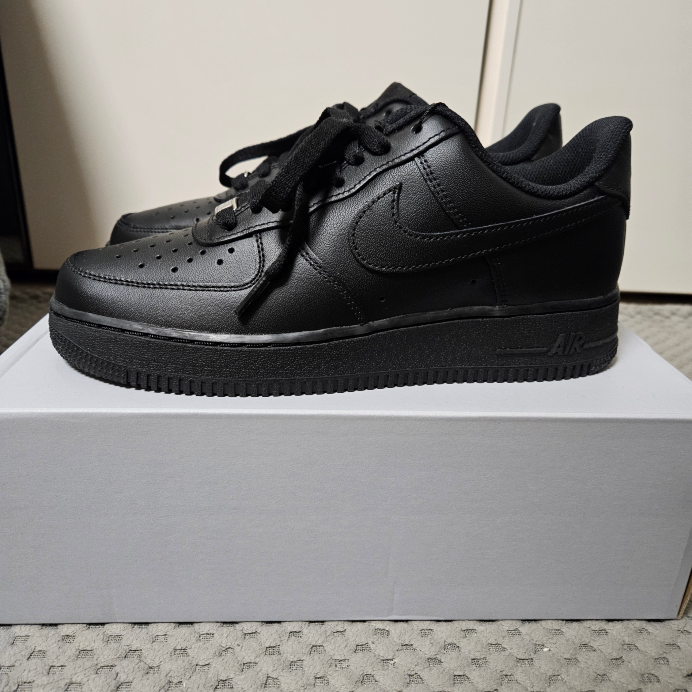 Nike Air Force 1 '07 Low Triple Black 착용 스타일 - 2