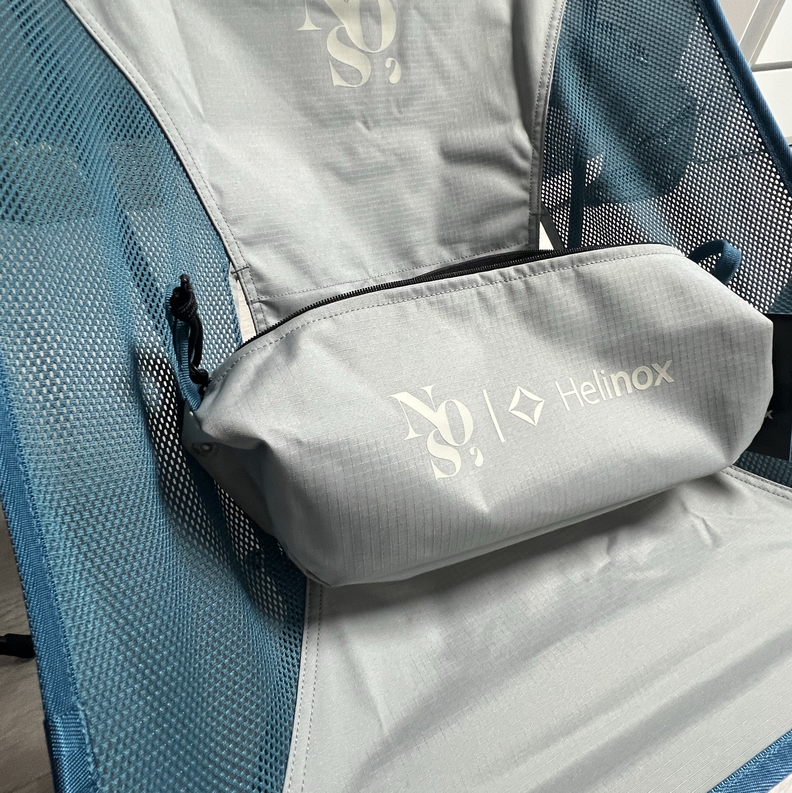 Helinox x NOS7 Chair Grey 착용 스타일 - 1
