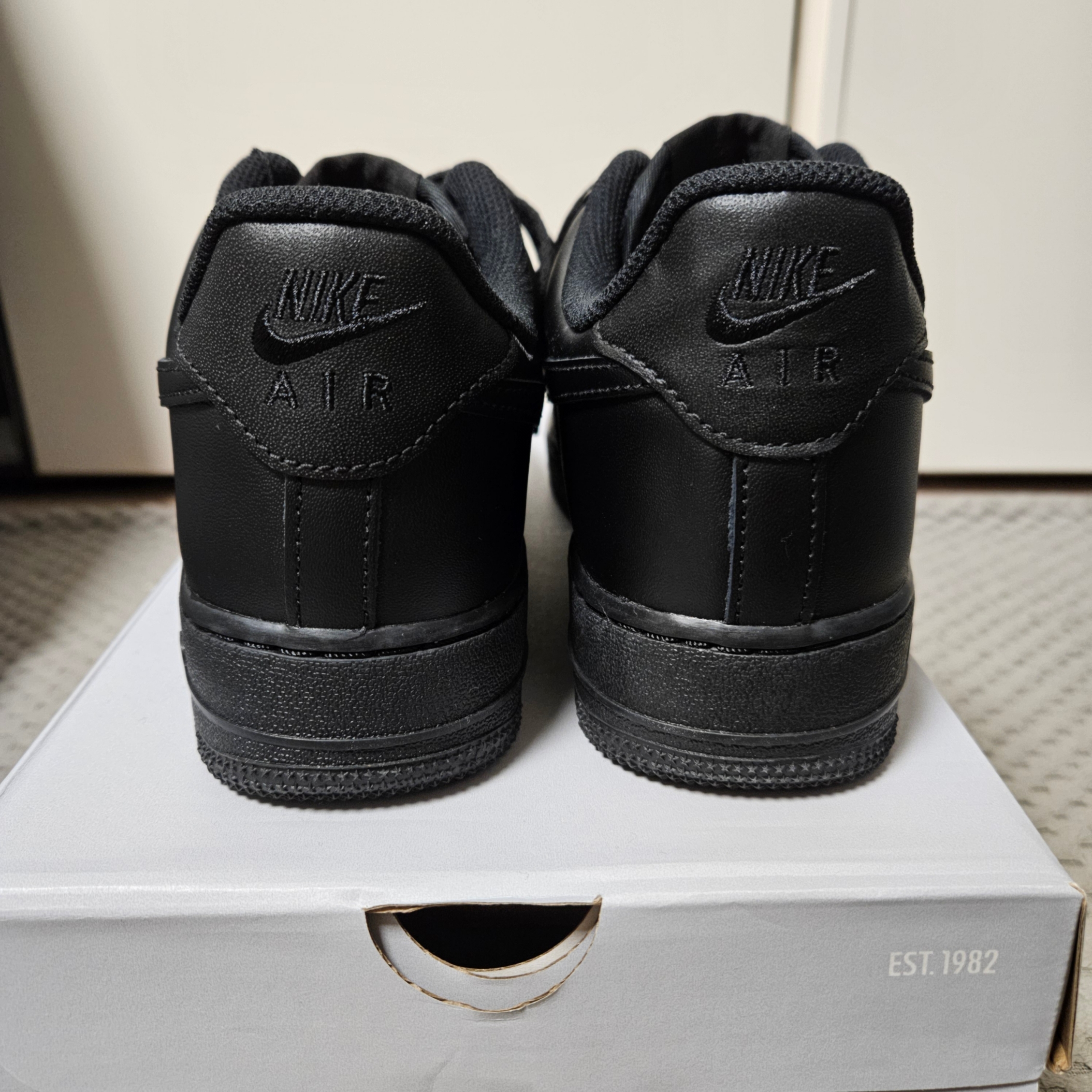 Nike Air Force 1 '07 Low Triple Black 착용 스타일 - 3
