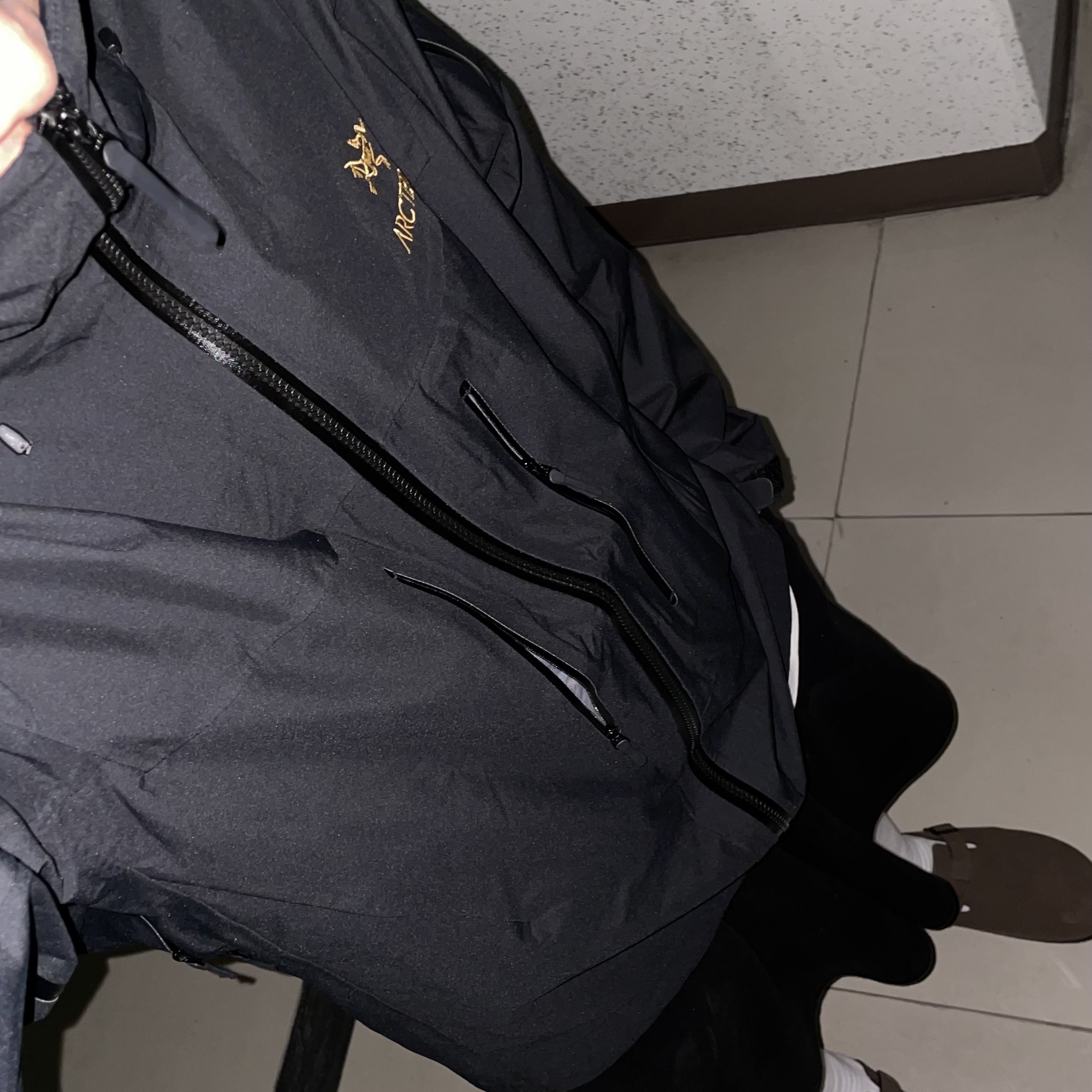 Arc'teryx Alpha SV Jacket 24K Black 착용 스타일
