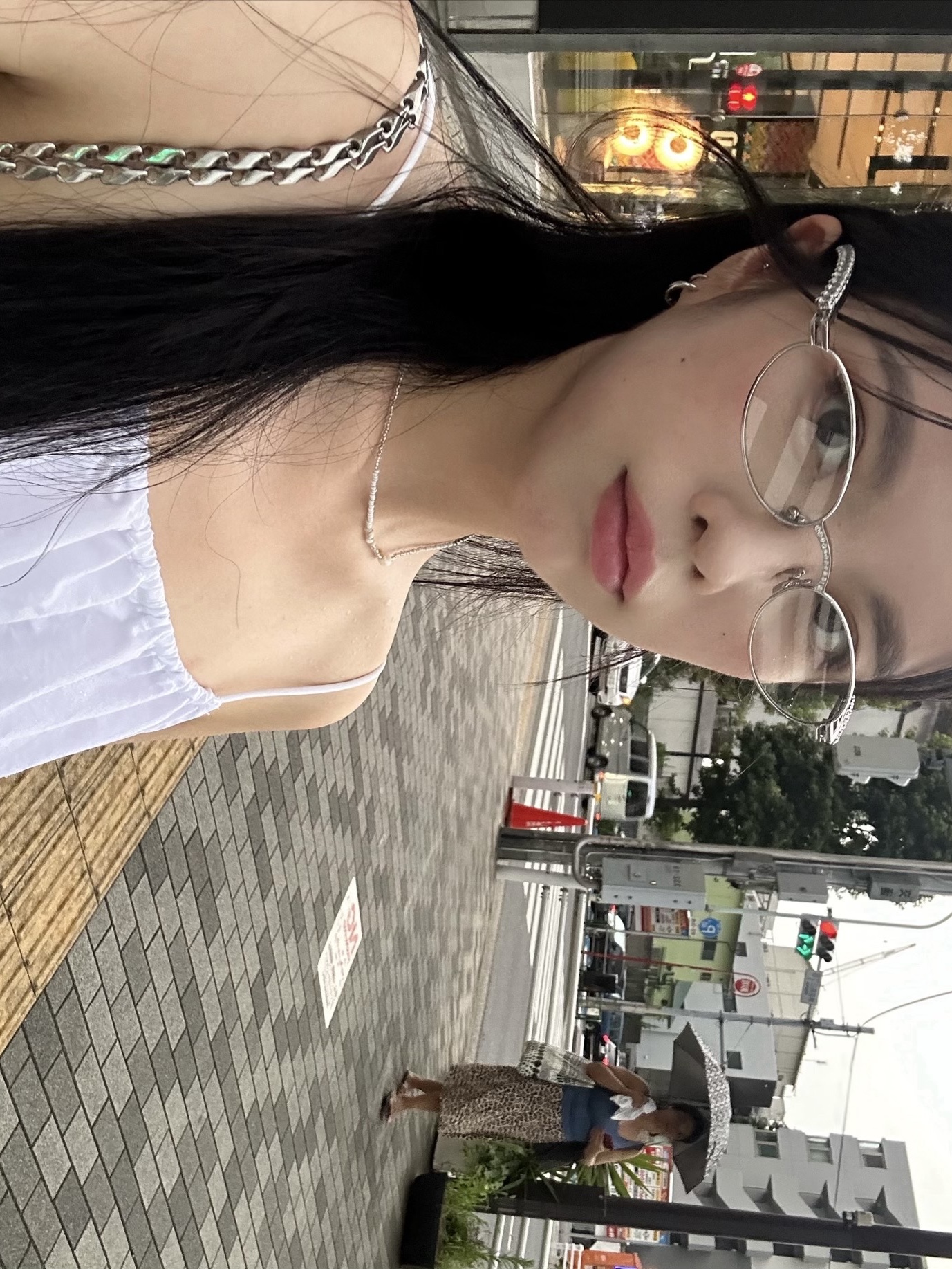 Gentle Monster x Jennie Jentle Salon Barrette 02 Silver Metal Clear 착용 스타일 - 4