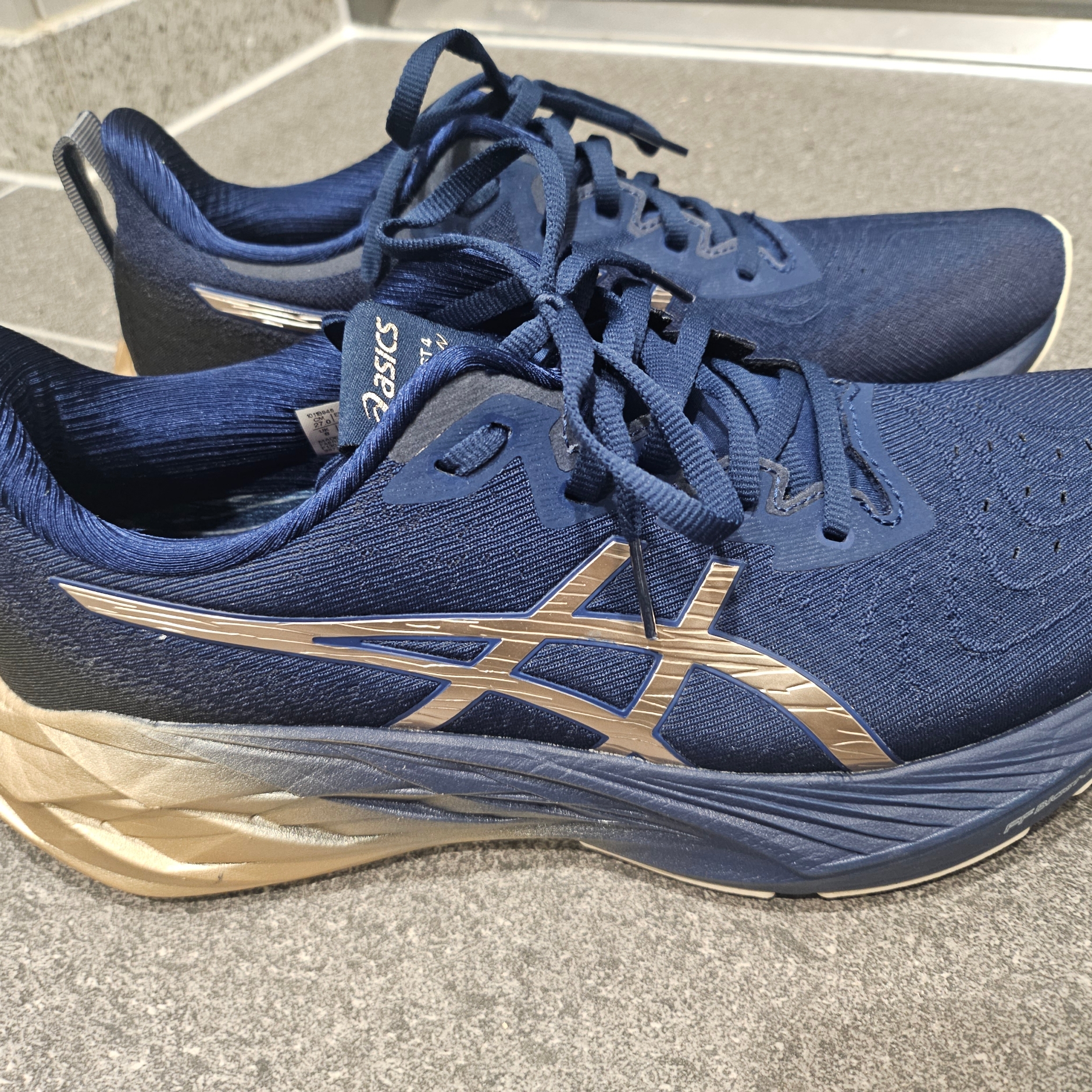 Asics Novablast 4 Platinum Blue Expanse Champagne 착용 스타일