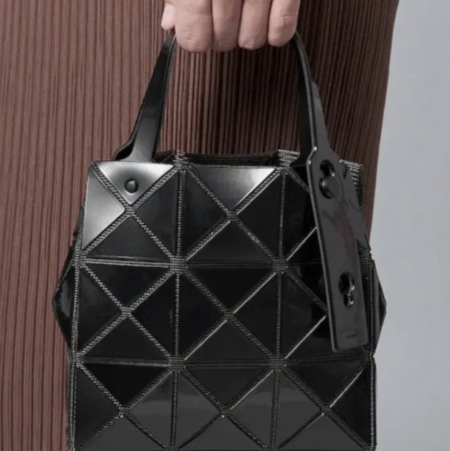 Bao Bao Issey Miyake Prism Plus Mini Tote Bag Black 착용 스타일 - 3