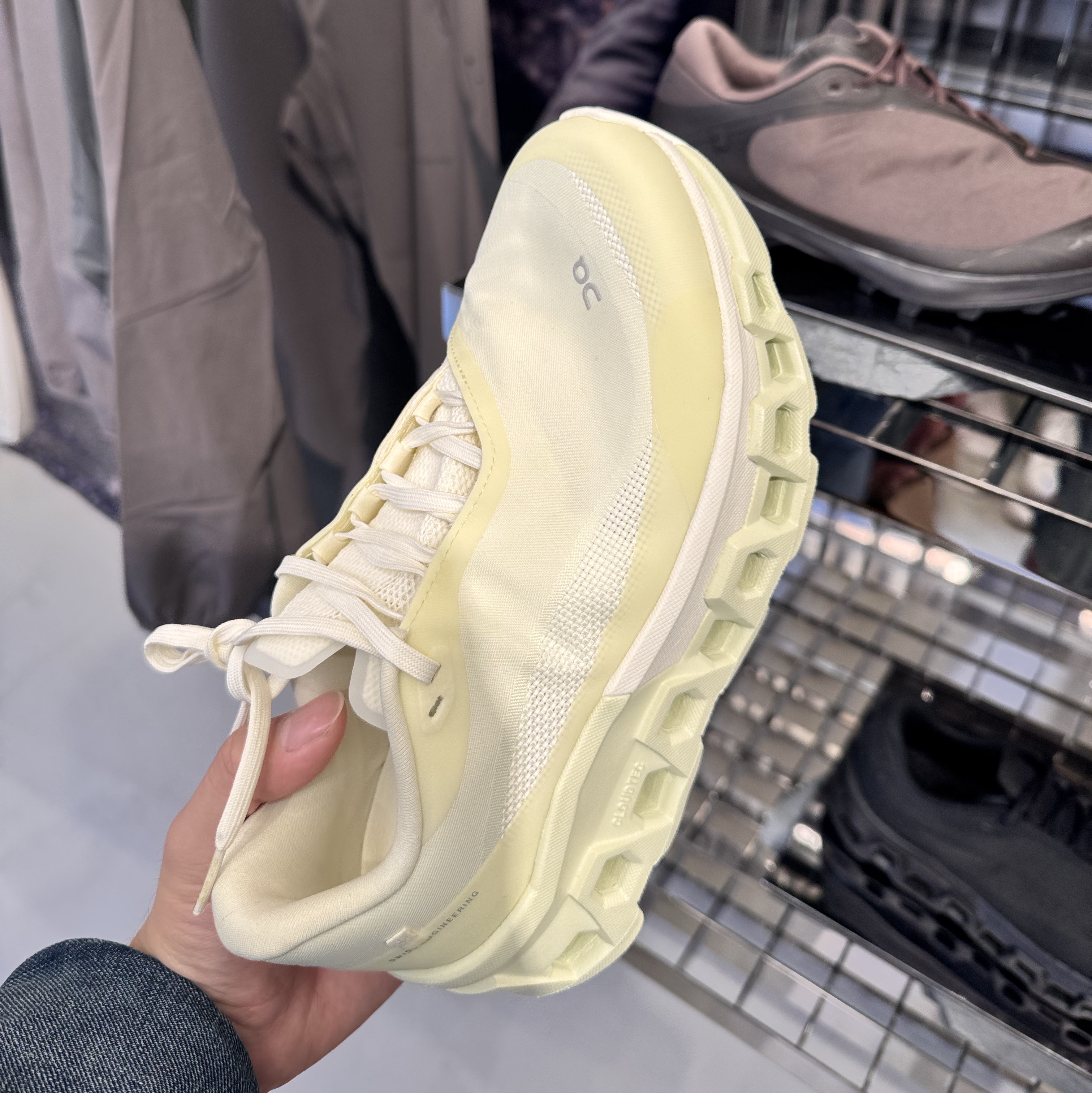 On Running x Post Archive Faction (Paf) Cloudmonster 2 Seedling White, On Running x Post Archive Faction (Paf) Cloudventure Peak All Black 착용 스타일 - 1