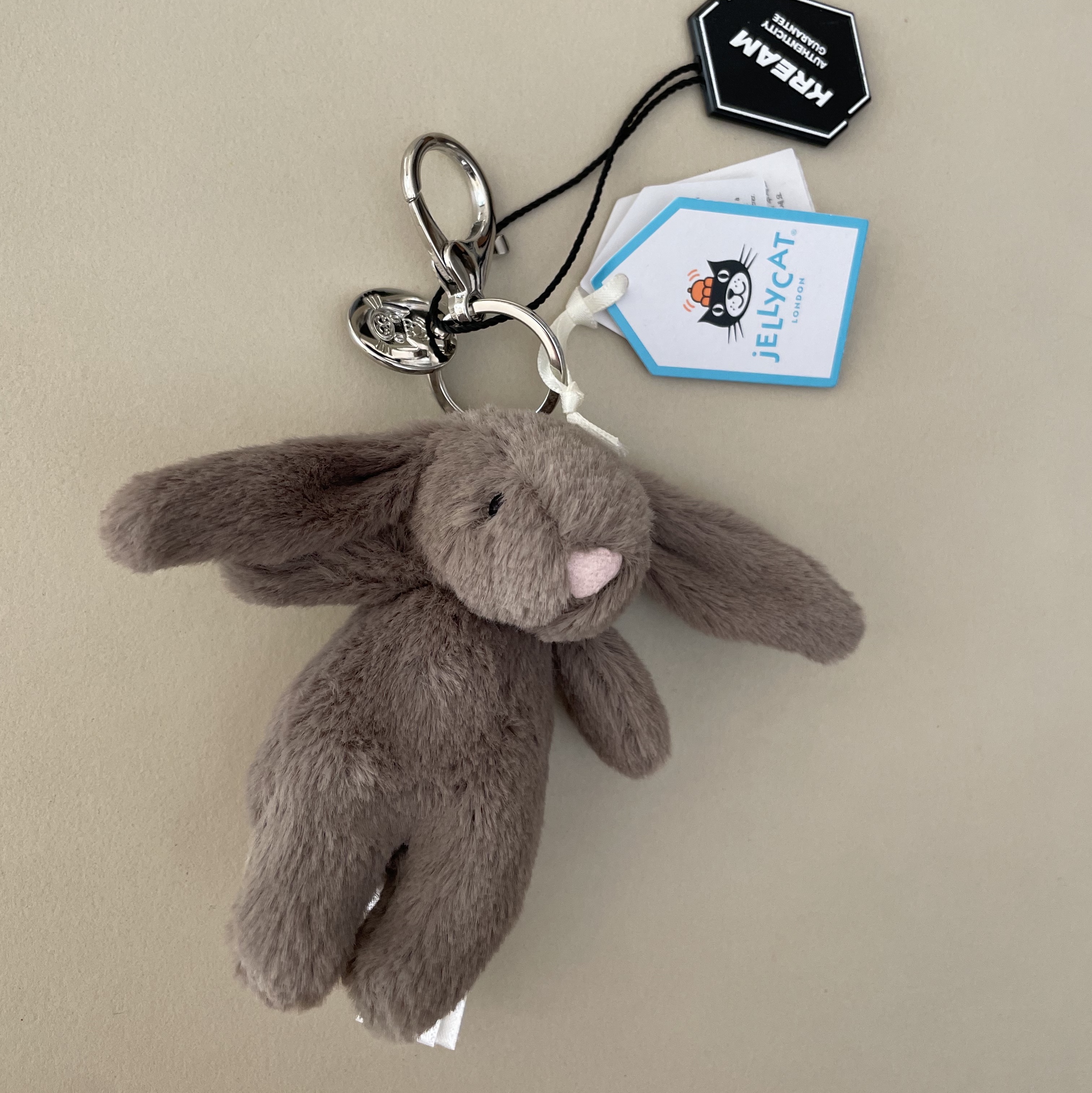 Jellycat Bashful Bunny Truffle Bag Charm Brown 착용 스타일