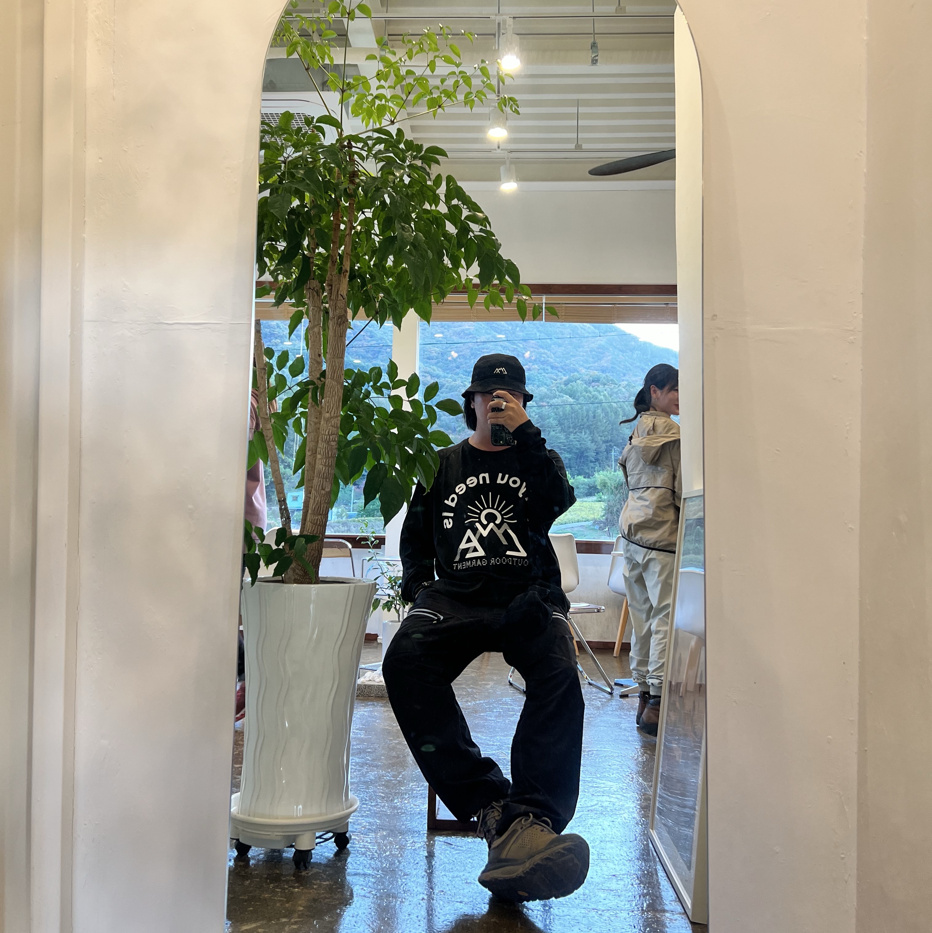 And Wander x Gramicci Patchwork Wind Pant Black, And Wander Daijiro Ohara Map Key Print Shirt Gray 착용 스타일 - 3