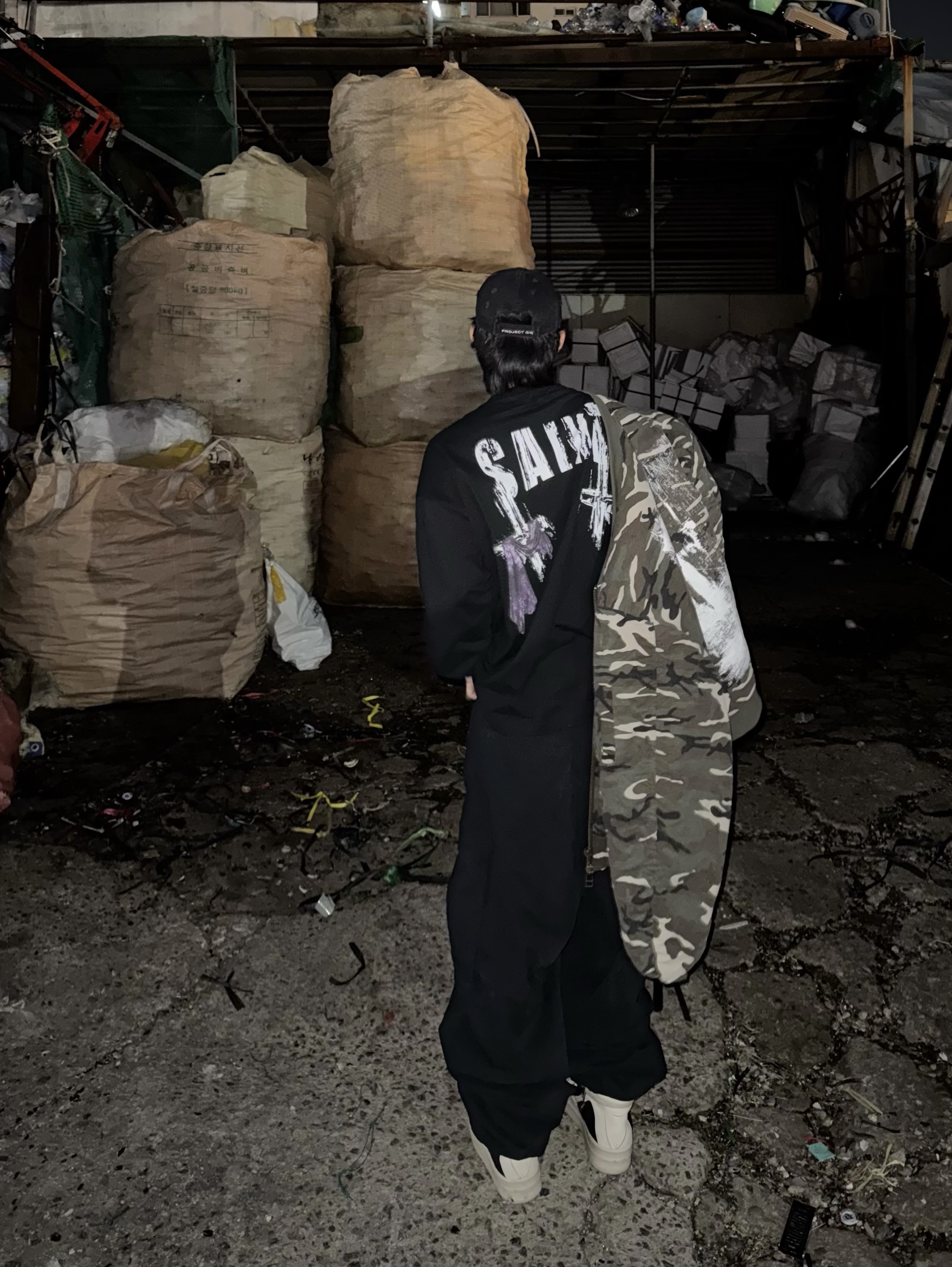 Awende Messiah Camo Bomber Jacket, Awende Saint Black LS T-Shirt 착용 스타일 - 4