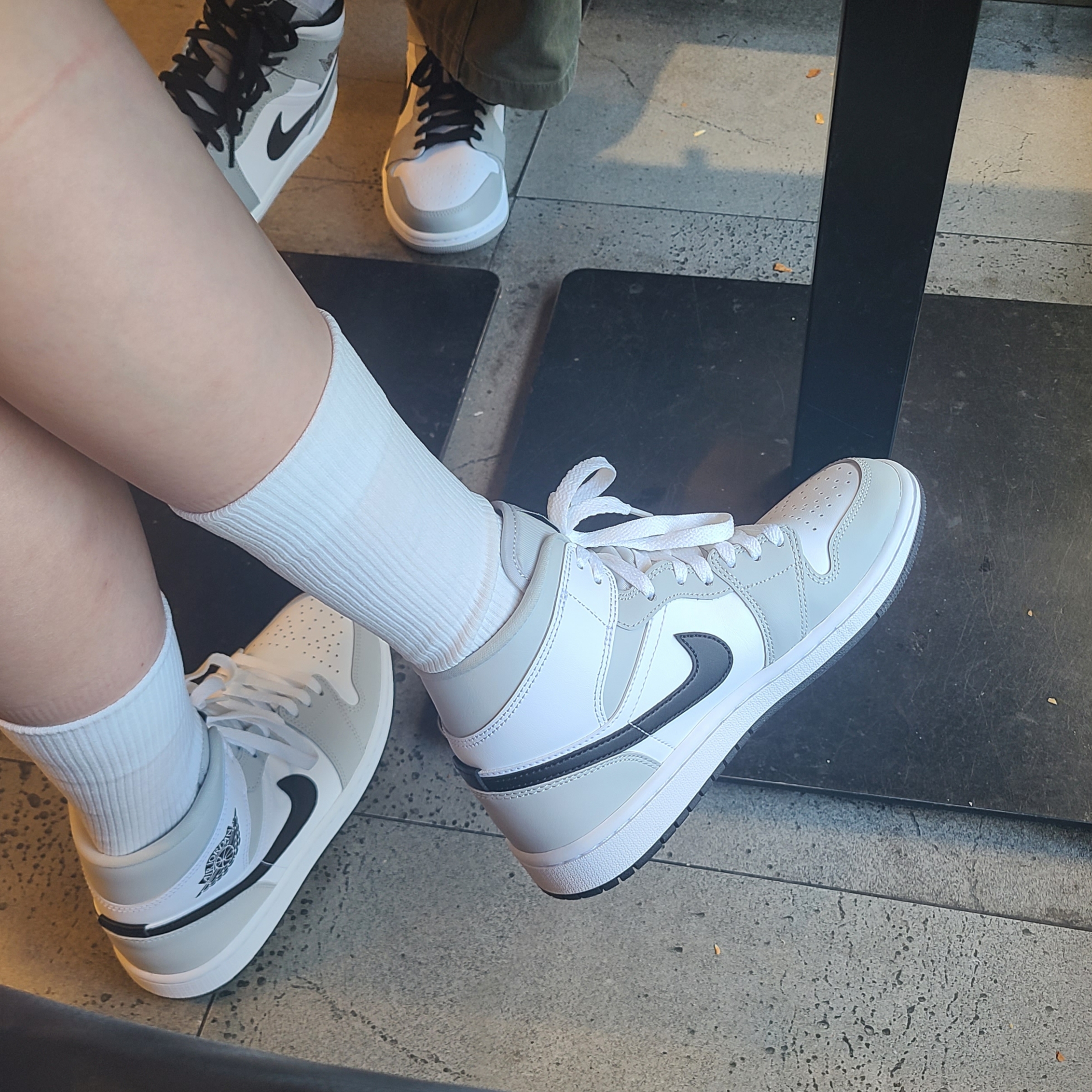(W) Jordan 1 Mid Grey Fog 착용 스타일 - 2