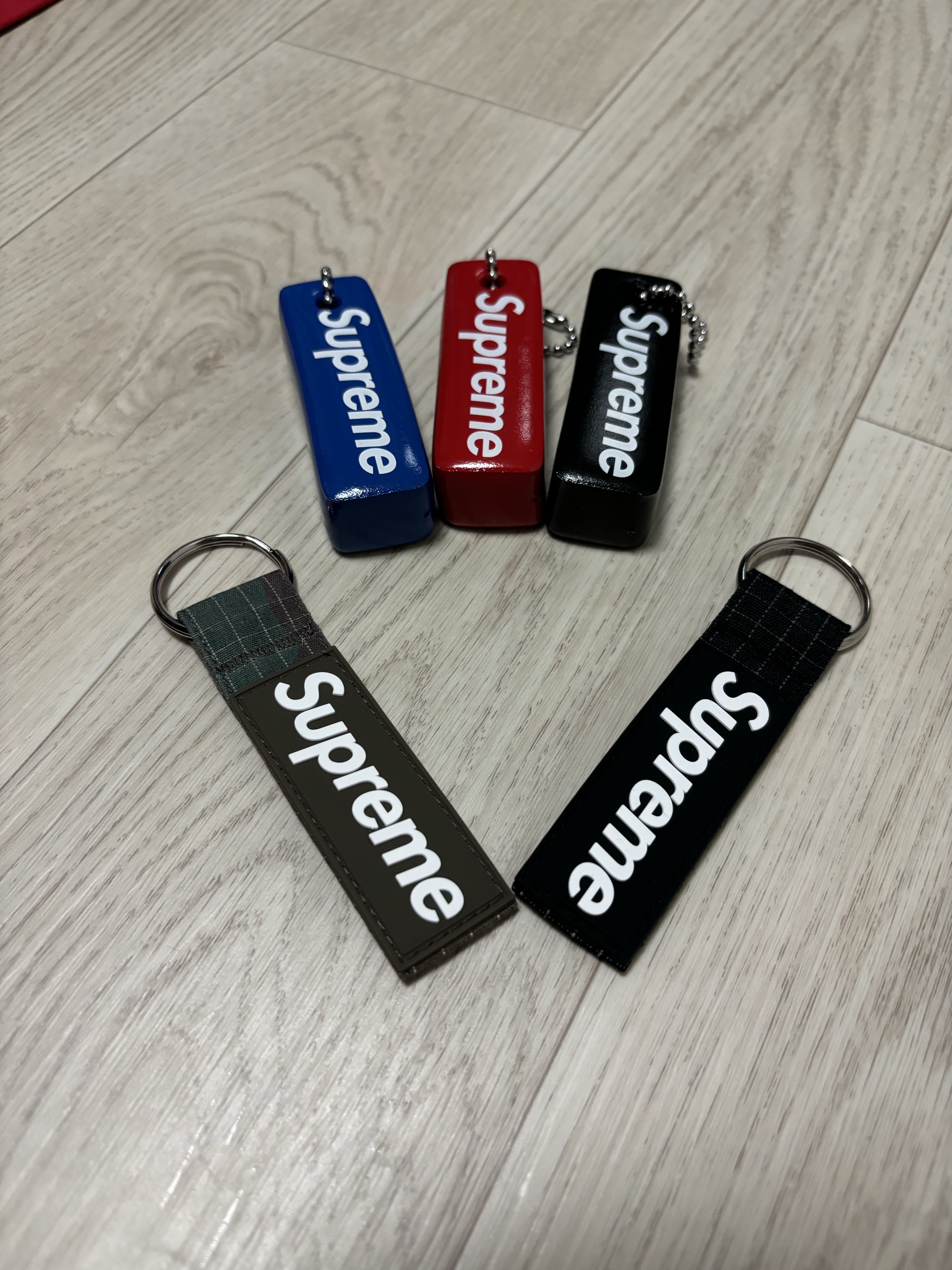Supreme x Nike Lightweight Crew Socks Red (1 Pack), Supreme Ripstop Keychain Black - 24SS 착용 스타일 - 2