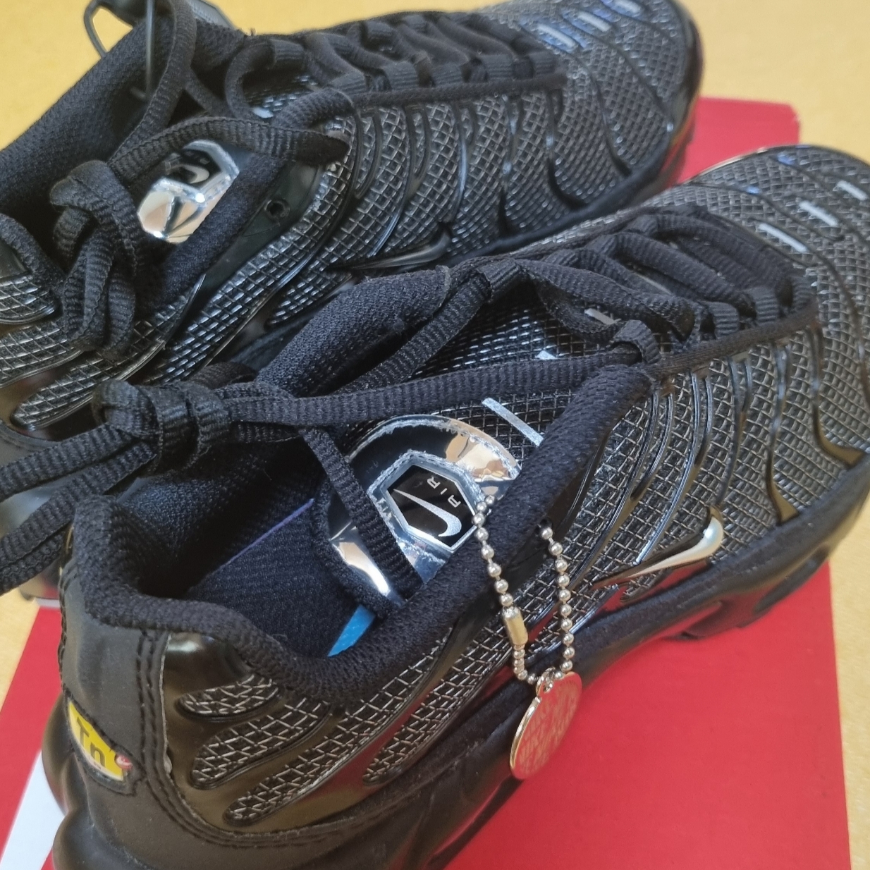 (W) Nike Air Max Plus Black Metallic Silver 착용 스타일 - 3