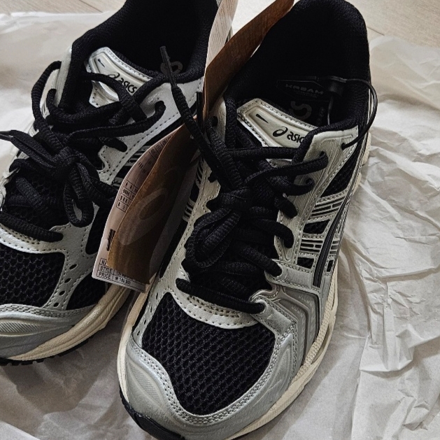 Asics Gel-Kayano 14 Black Seal Grey 착용 스타일