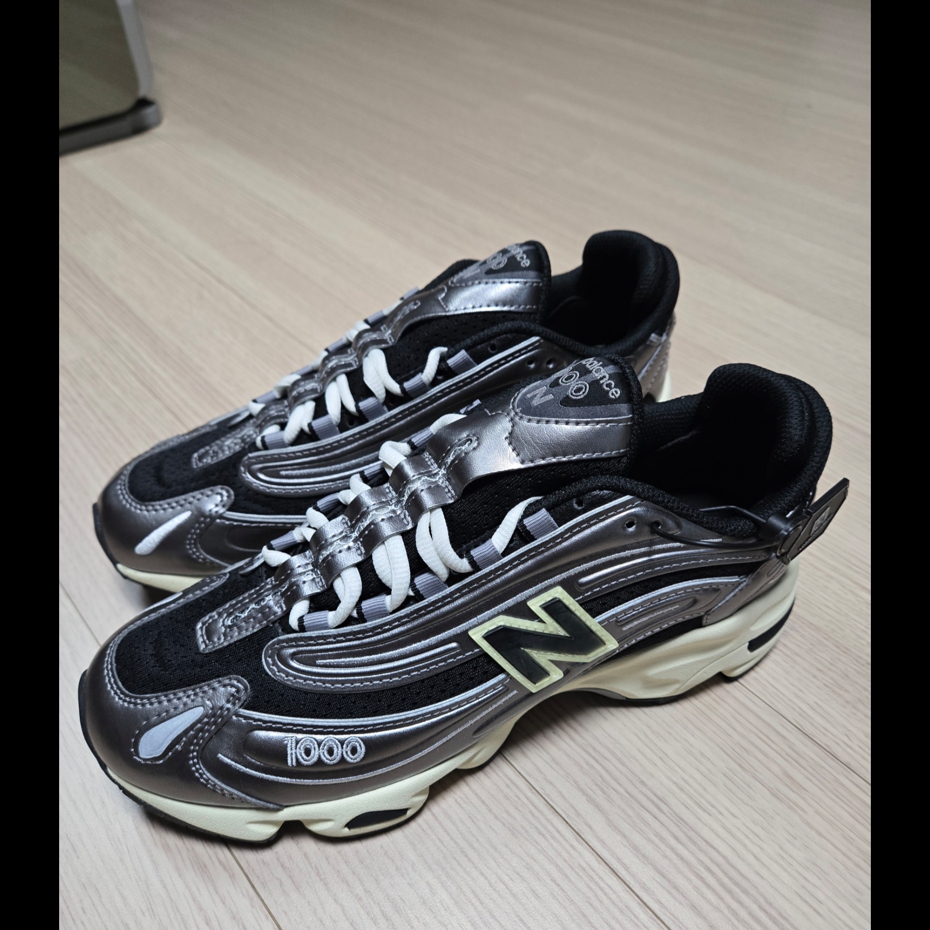 New Balance 1000 Silver Metallic Black 착용 스타일 - 2