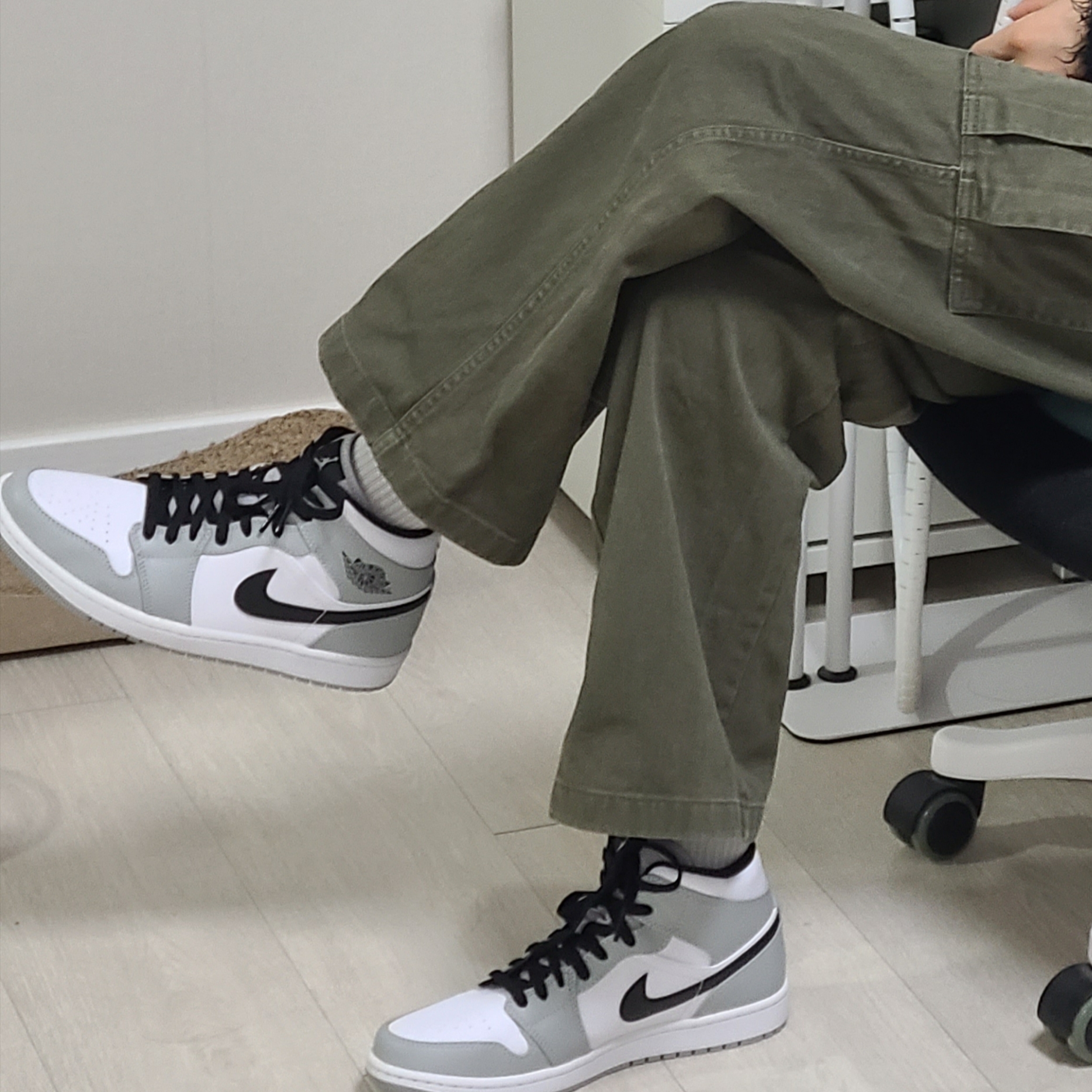 Jordan 1 Mid Light Smoke Grey 착용 스타일