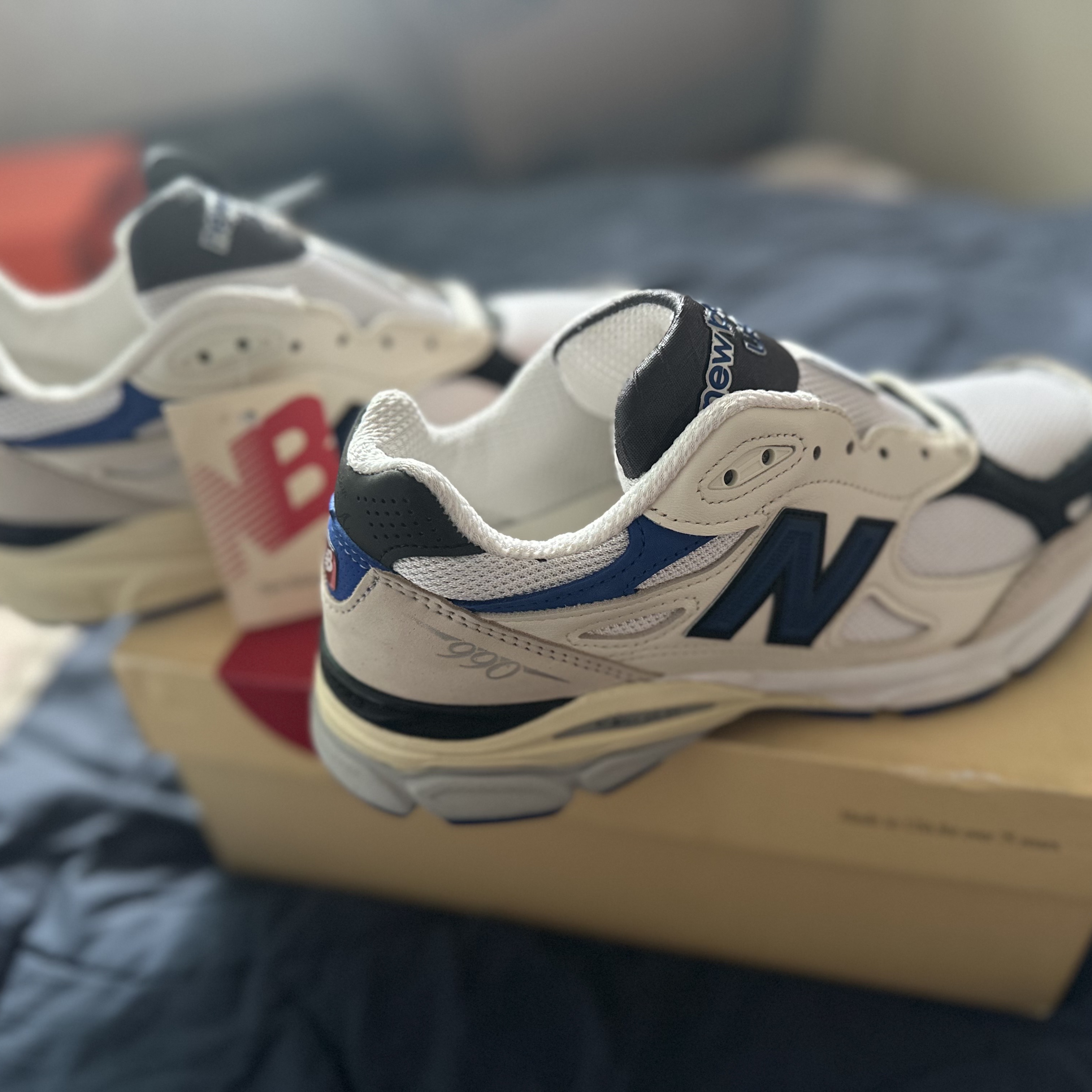 New Balance 990v3 Made in USA White Blue 착용 스타일 - 1