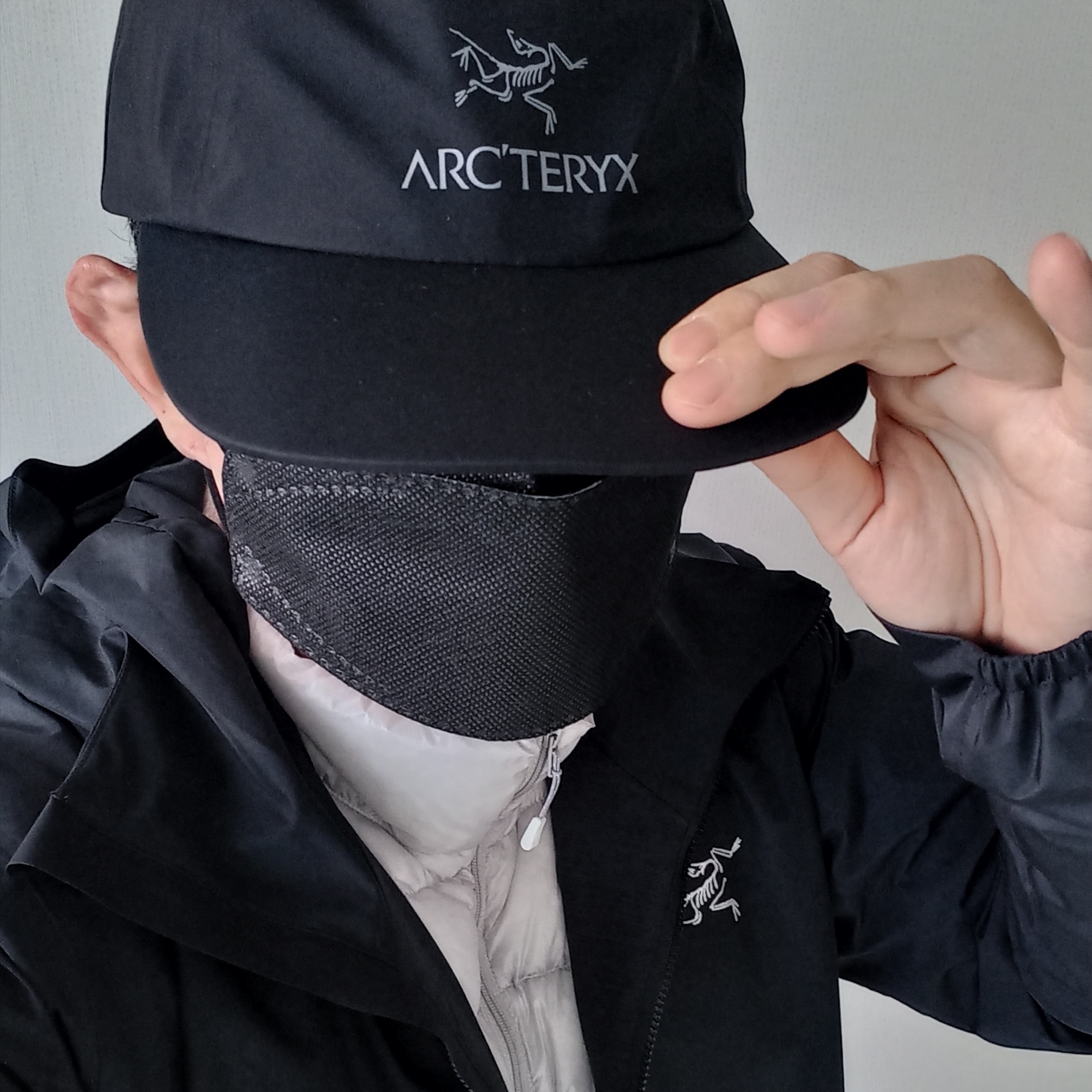 Arc'teryx Gore 5 Panel Cap Black, Montbell US Plasma 1000 Down Jacket Light Silver 착용 스타일 - 4