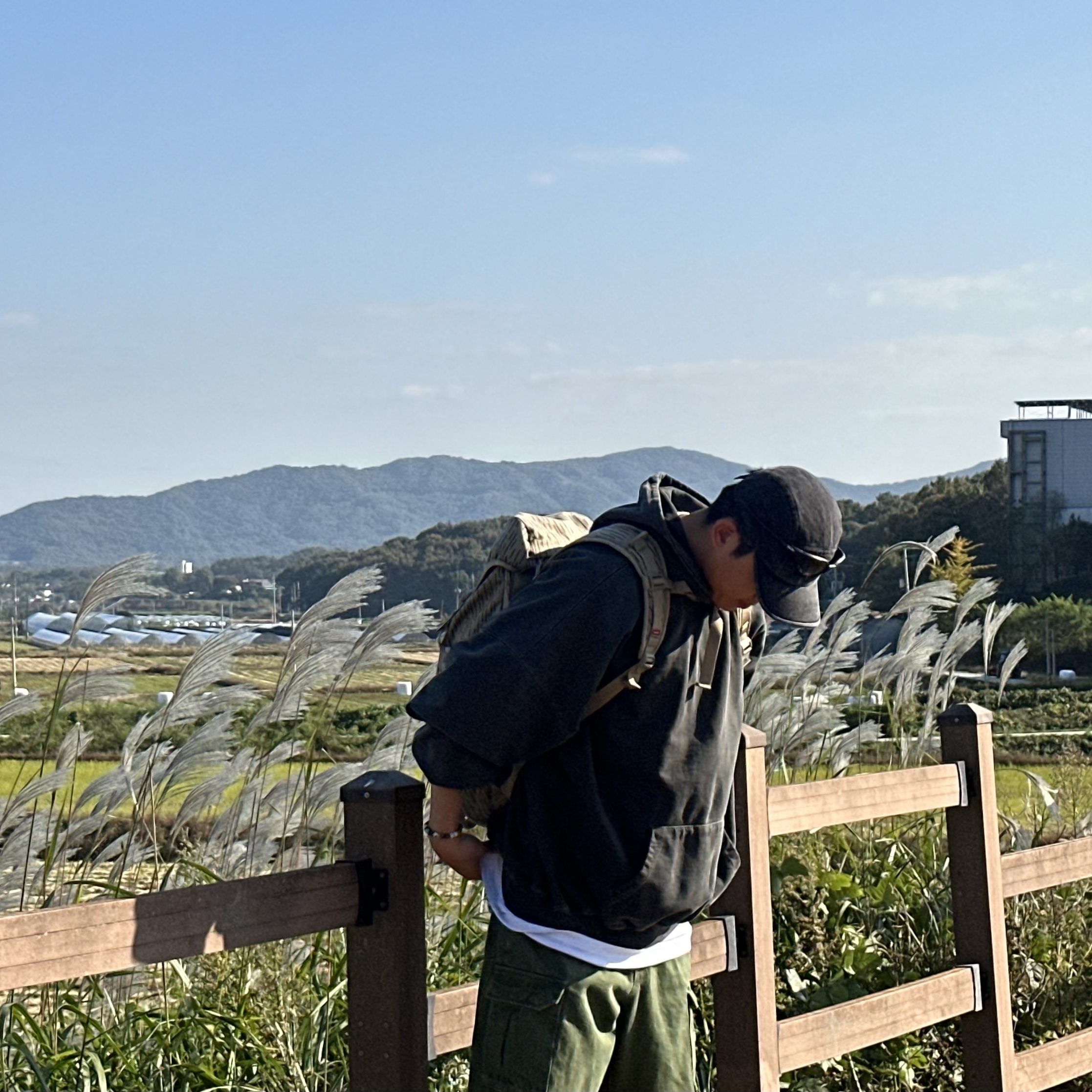 Supreme Backpack Tan Raindrop - 24FW, Supreme Denim Camp Cap Black - 24SS 착용 스타일 - 5