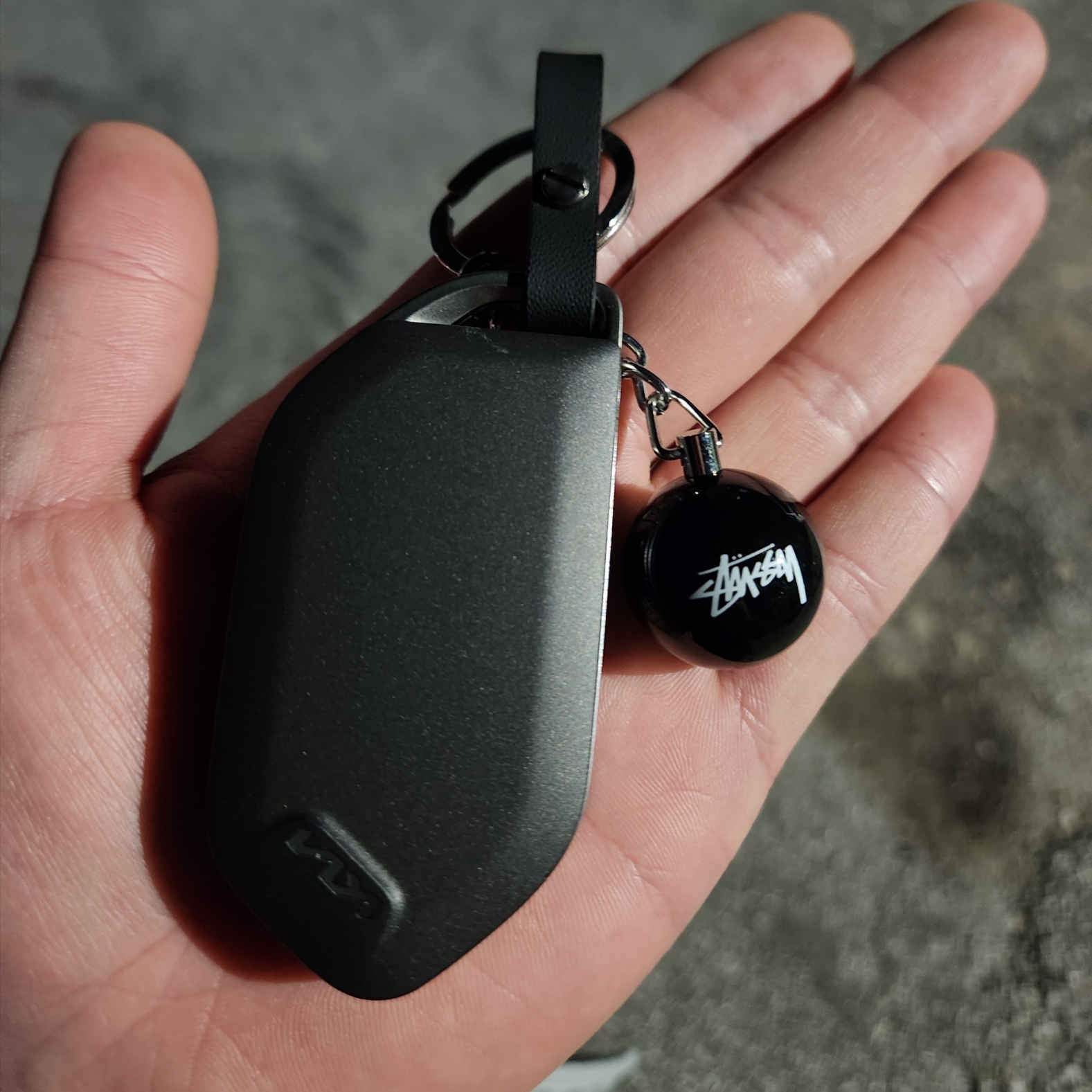 Stussy 8 Ball Keychain Black 착용 스타일