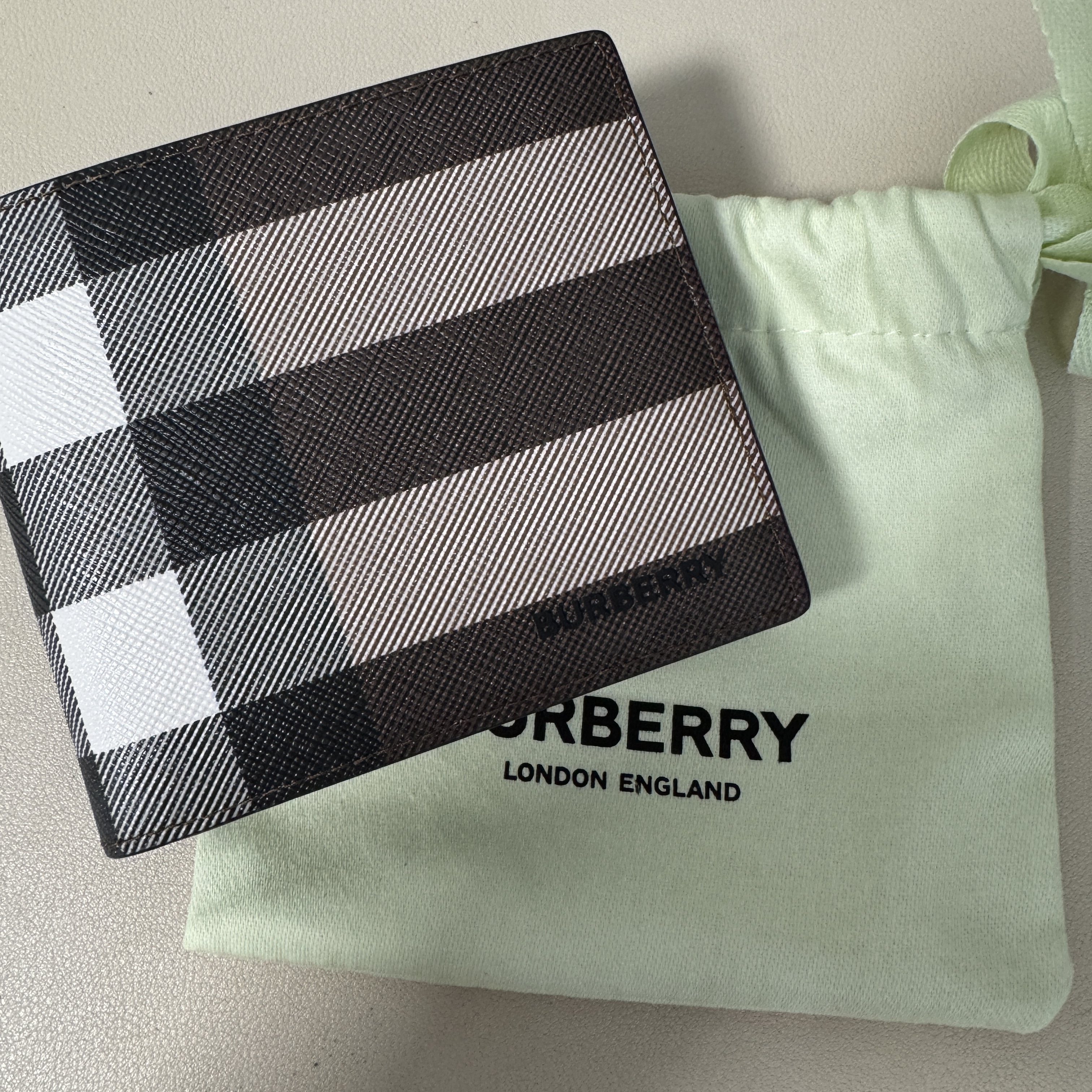 Burberry Check Leather International Bifold Wallet Dark Birch Brown 착용 스타일