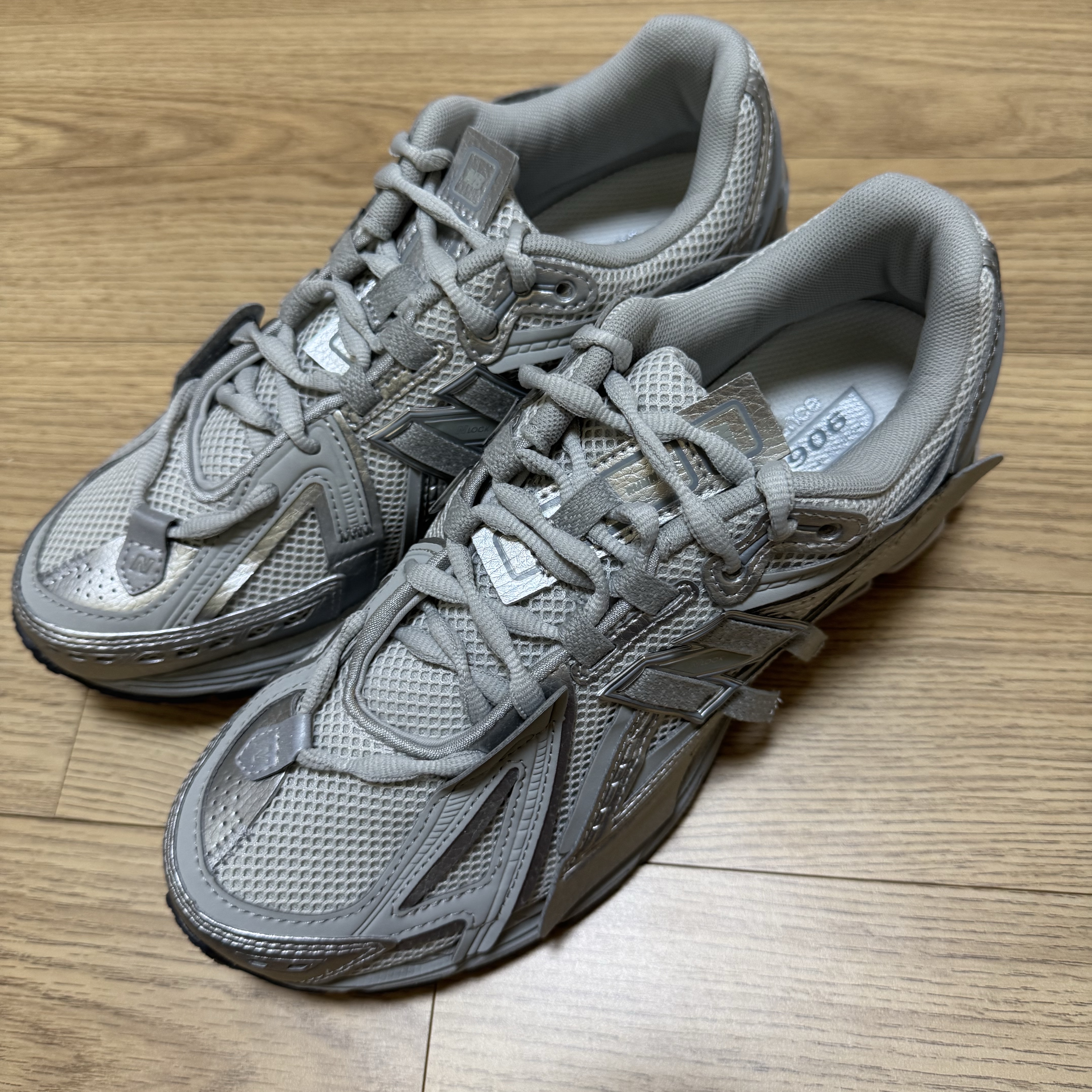 New Balance 1906A Concrete Silver Metallic 착용 스타일 - 2