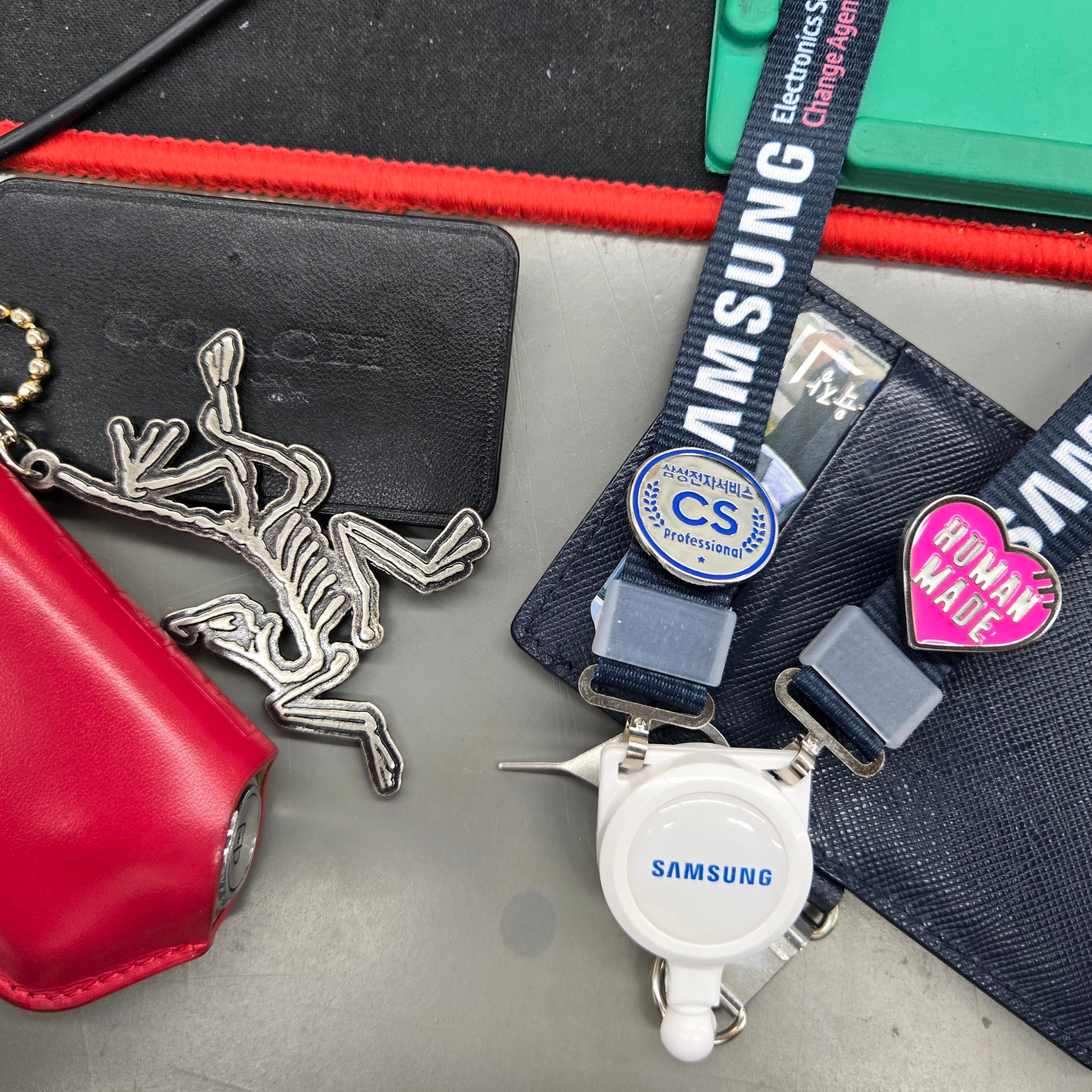 Arc'teryx Keyring Metal 착용 스타일