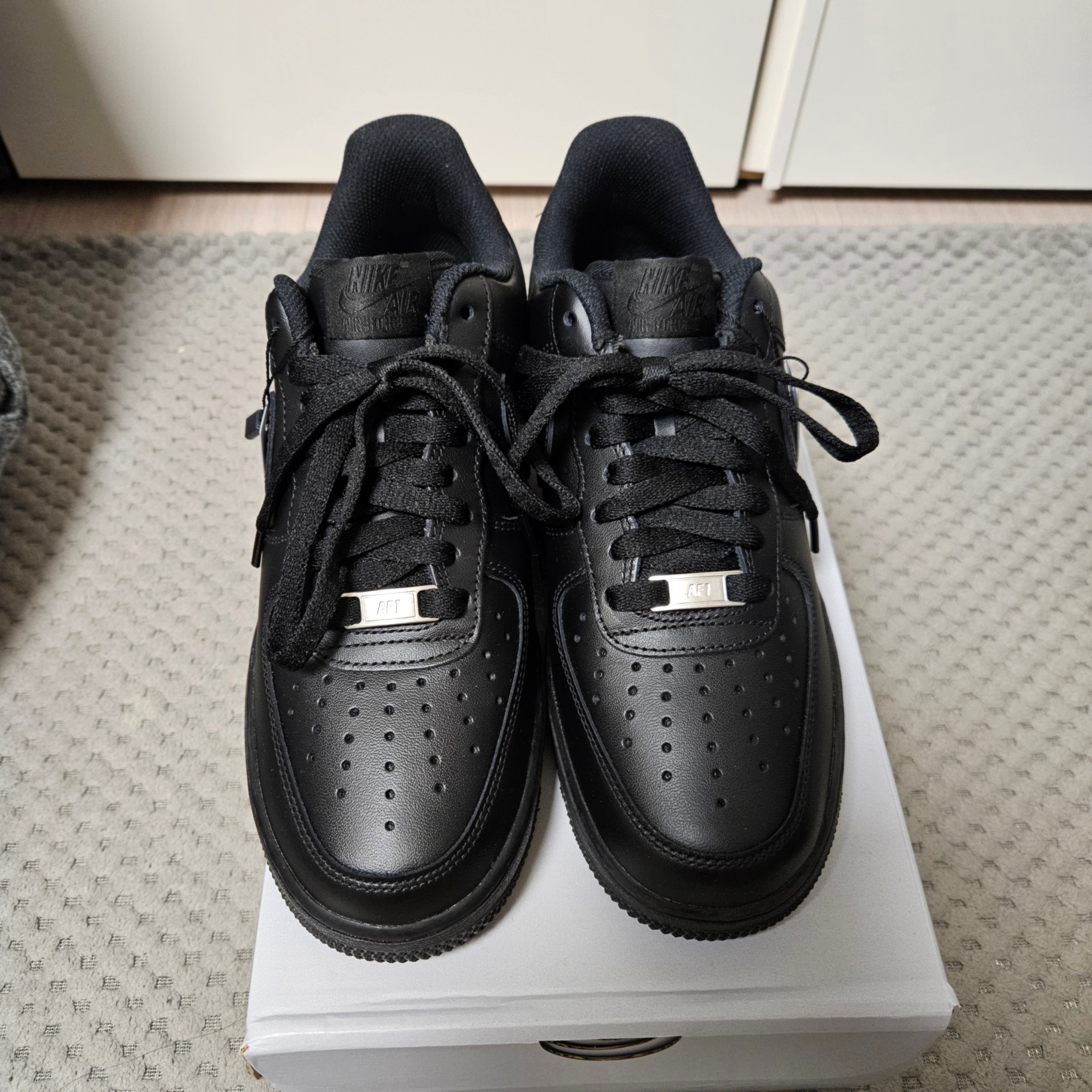 Nike Air Force 1 '07 Low Triple Black 착용 스타일 - 1