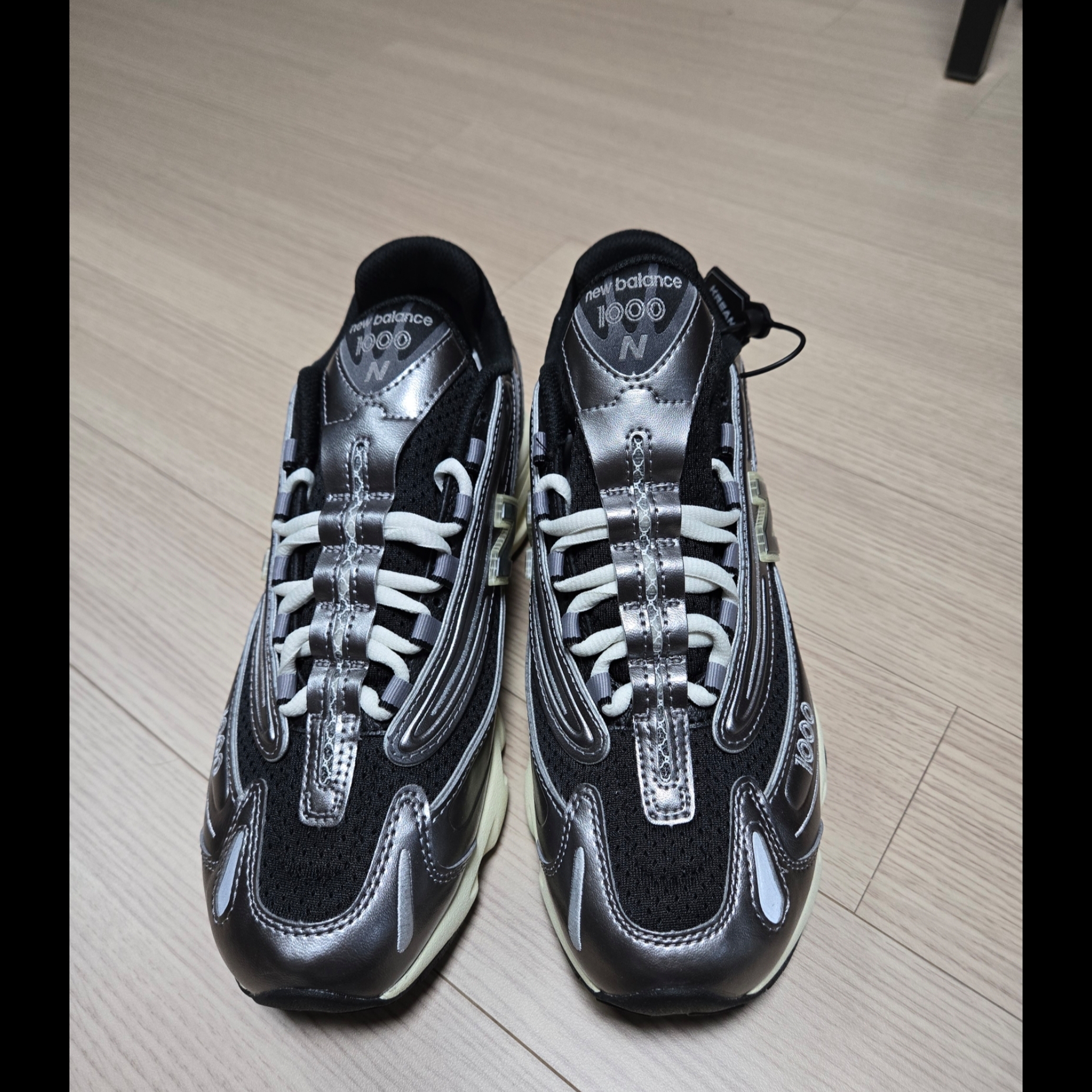 New Balance 1000 Silver Metallic Black 착용 스타일 - 1