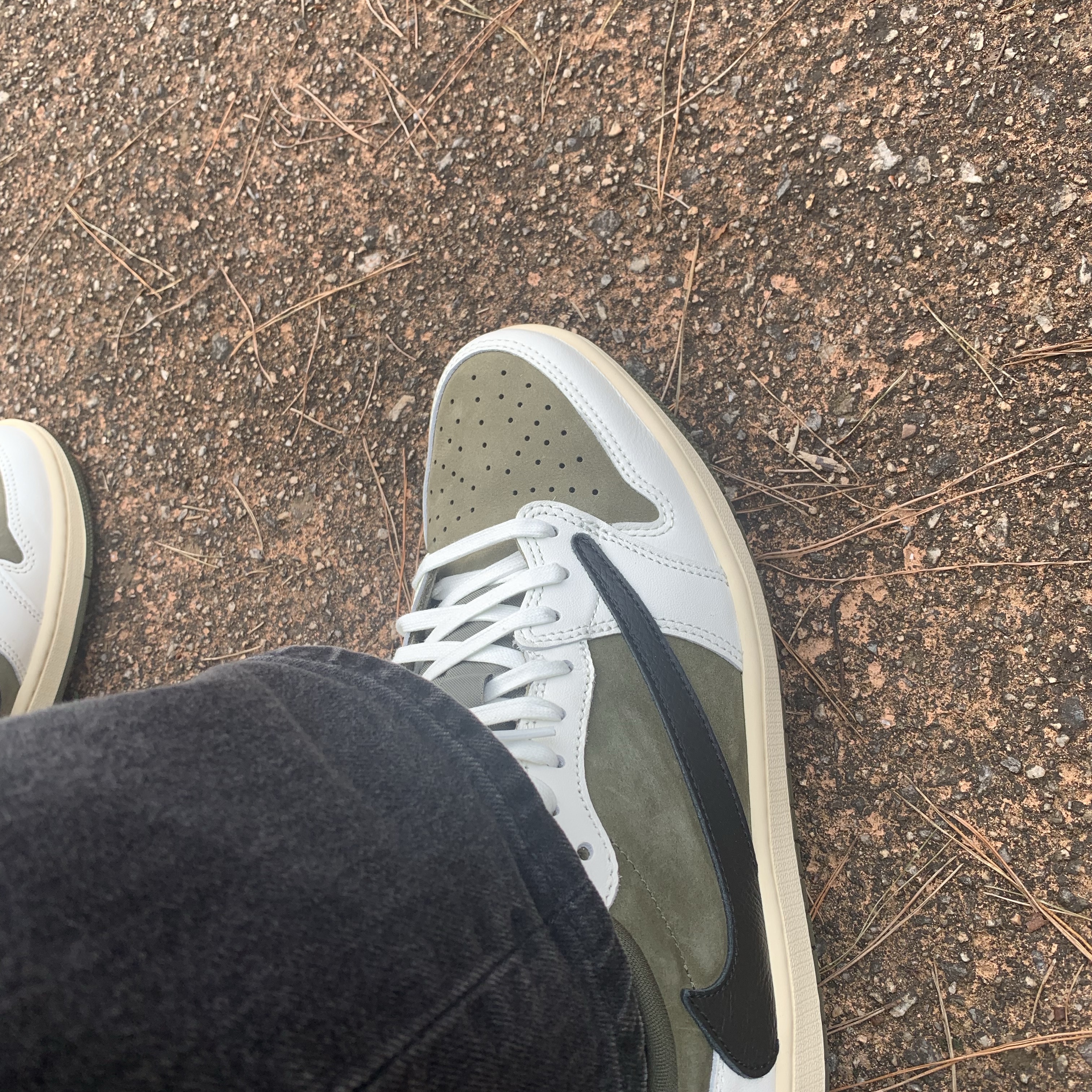 Jordan 1 x Travis Scott Retro Low OG SP Reverse Olive 착용 스타일 - 1