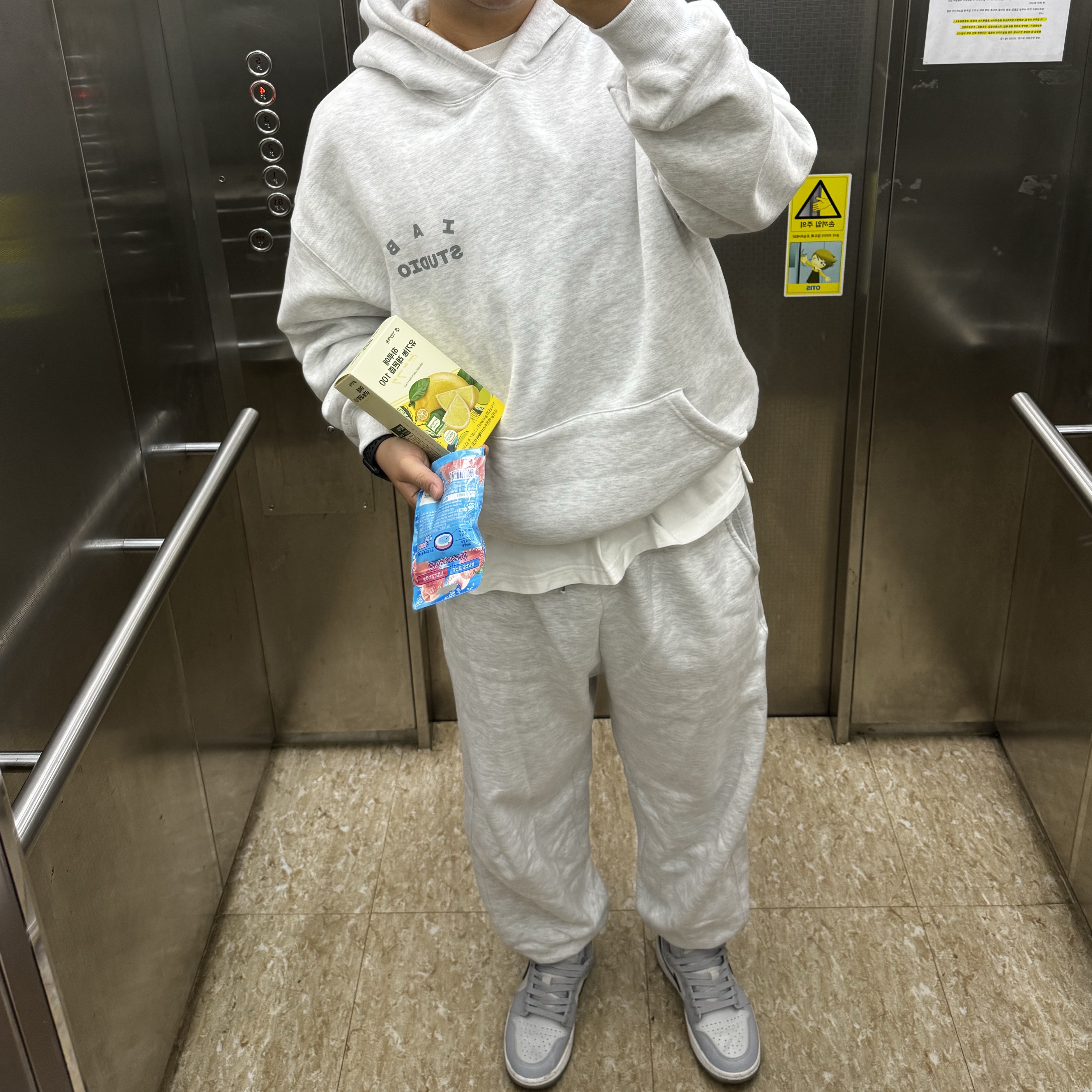IAB Studio Hoodie Light Gray, Jordan 1 Low Golf Wolf Grey 착용 스타일