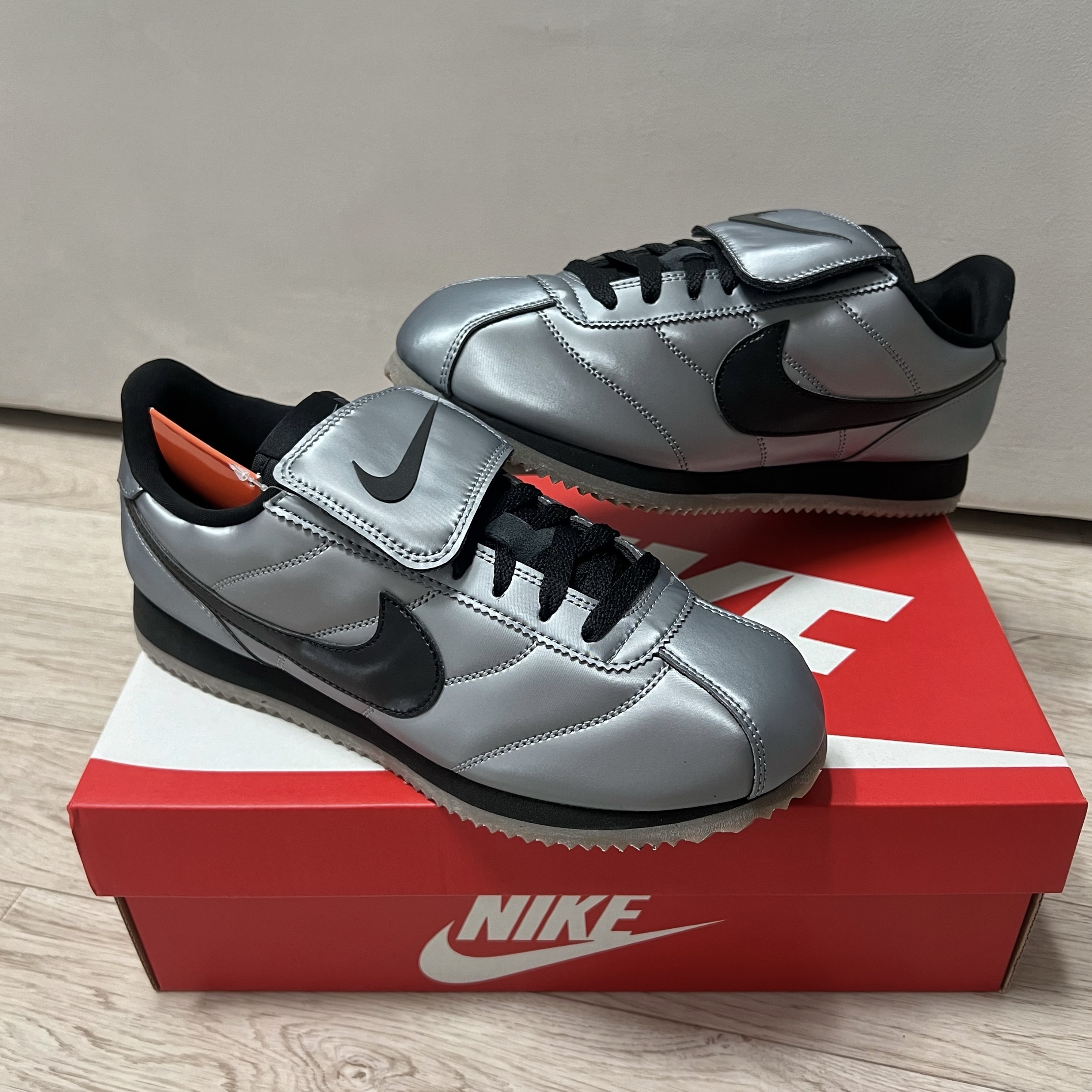 Nike Cortez Leather SE Metallic Cool Grey Black 착용 스타일