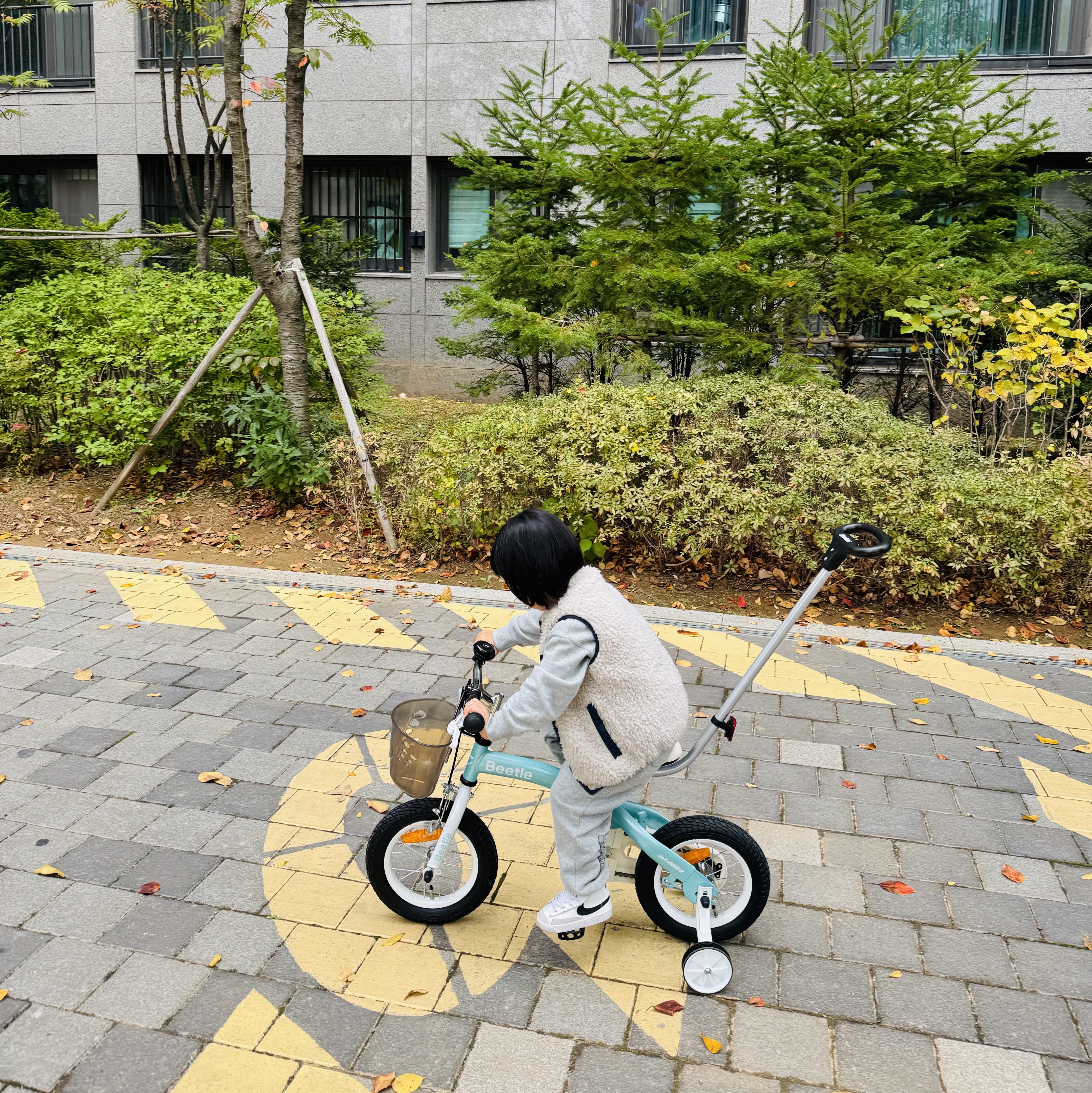 (TD) Nike Blazer Mid '77 White Black, (Kids) Uniqlo UT x Kaws x Warhol Sweatpants A Gray 착용 스타일 - 3