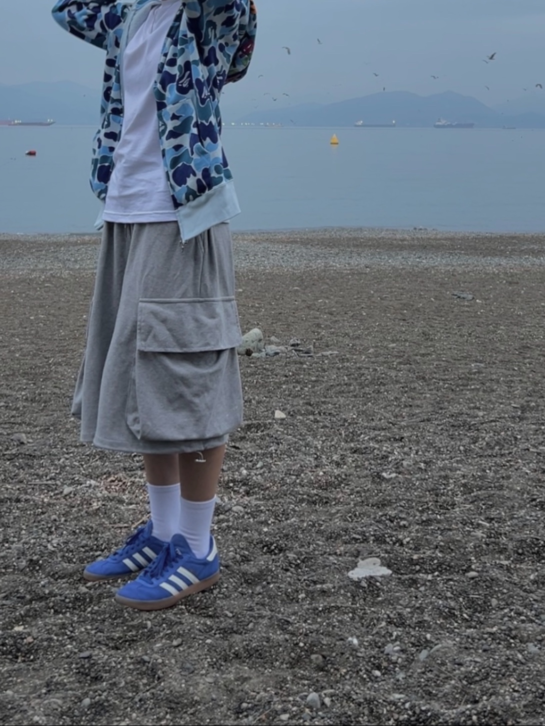 Adidas Gazelle Italy Royal Blue Off White, AAA Heavy Cotton 1304 Long Sleeve T-Shirt White Black (2Pack) 착용 스타일 - 3