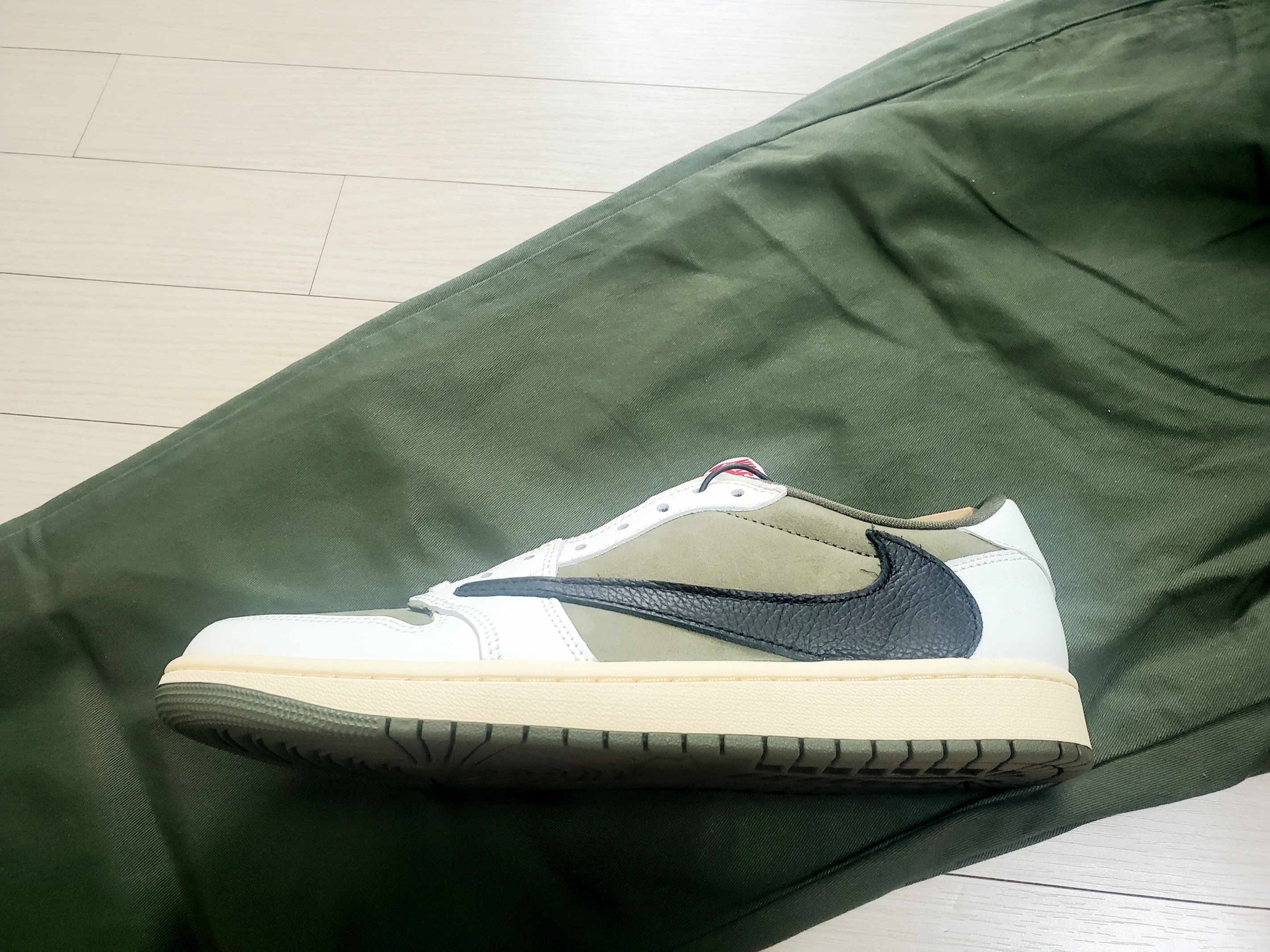Jordan 1 x Travis Scott Retro Low OG SP Reverse Olive 착용 스타일