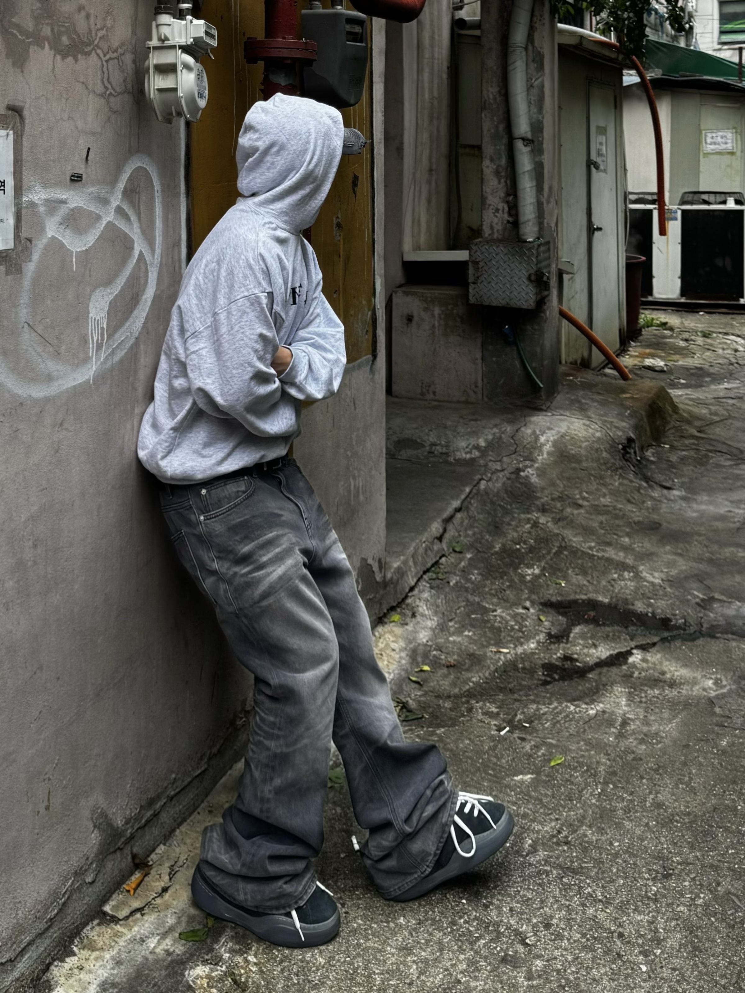 Yeezy x Gosha Rubchinskiy YZY Black Dogs Hoodie Heather Grey, ERL Vamp Skate Shoe Pirate Black 착용 스타일 - 5