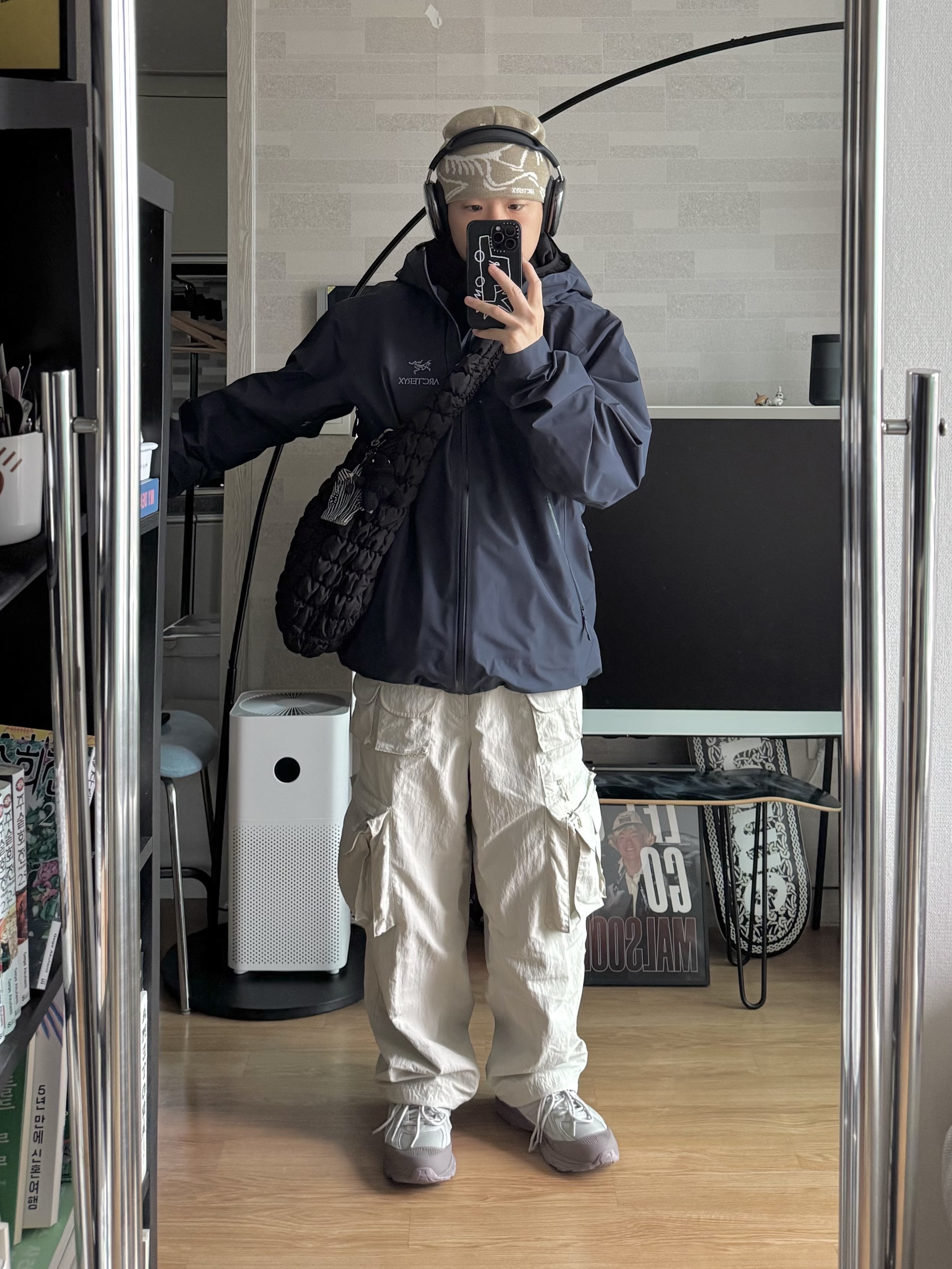 Arc'teryx Beta LT Jacket Black Sapphire, COS Quilted Oversized Shoulder Bag Black 착용 스타일 - 2